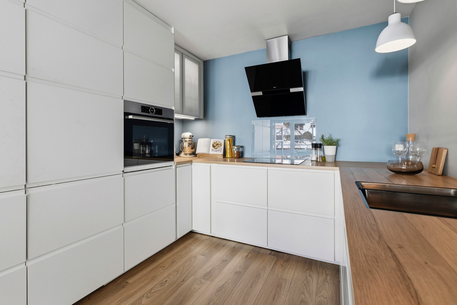 Kjøkkenet er fra ca 2017 med glatte fronter, benkeplate i laminat og malt vegg over kjøkkenbenk.
Integrerte hvitevarer med platetopp, komfyr, oppvaskmaskin,kjøleskap og frys. Galleribilde