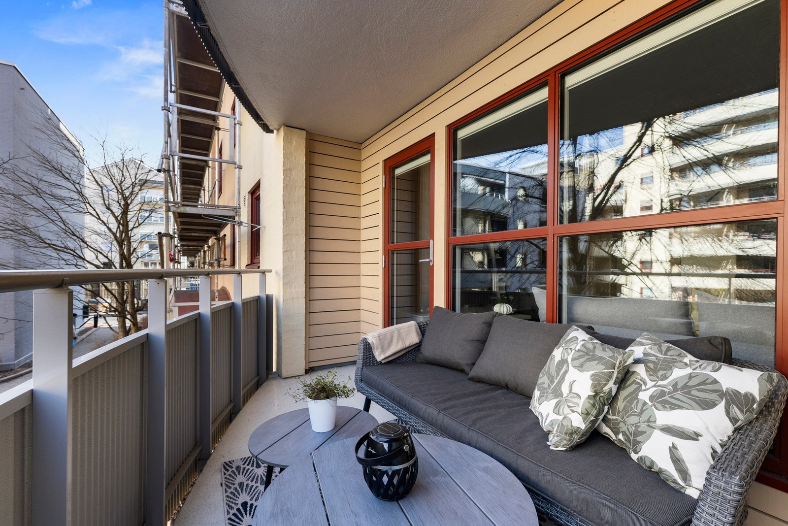 Fra stuen er det utgang til en herlig balkong på ca.6,8 kvm. Galleribilde