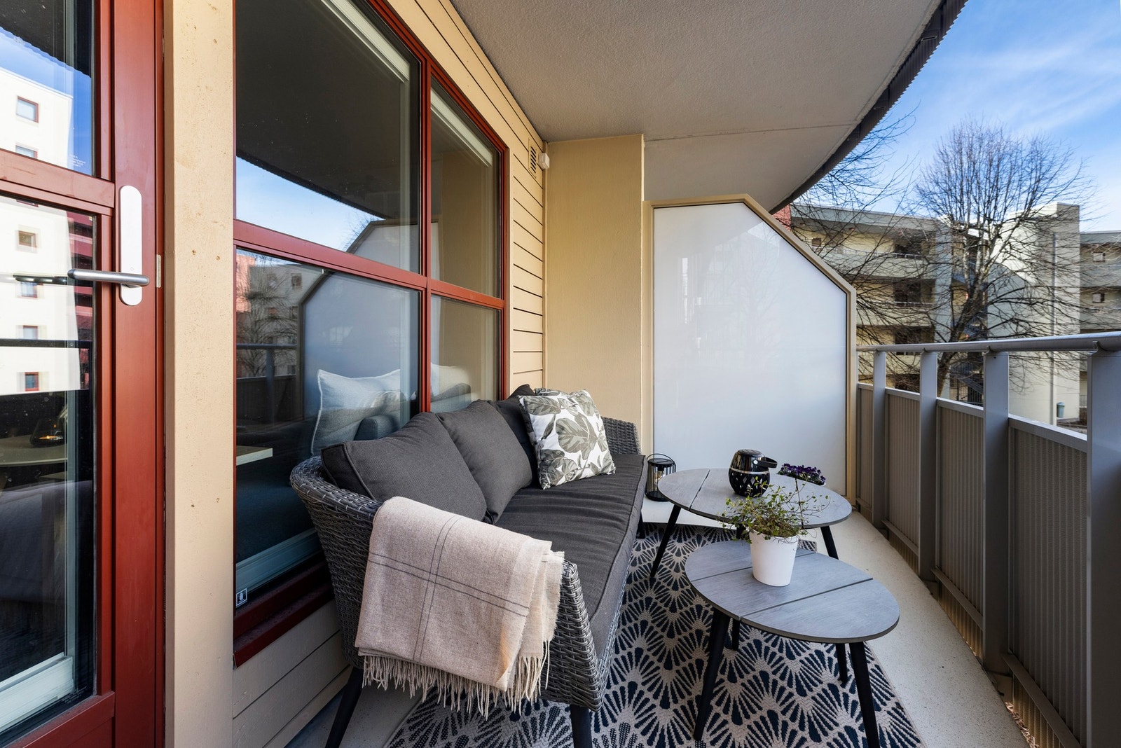 Koselig balkong med god plass til utemøbler og grill. Galleribilde