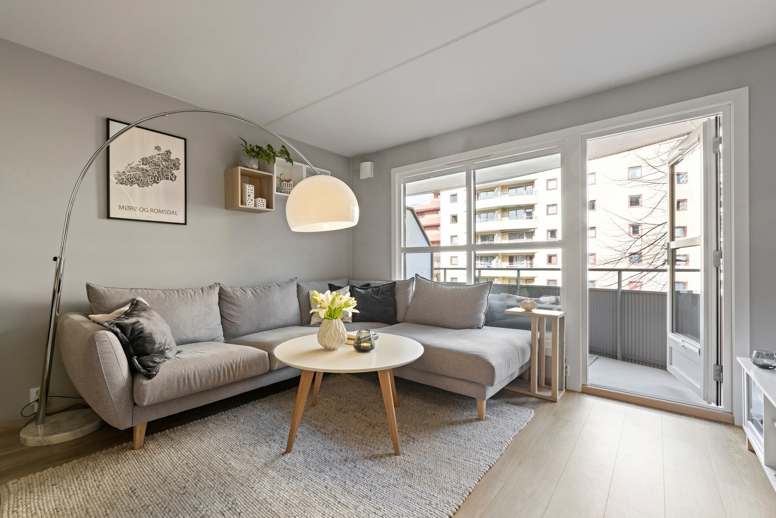 Store vindusflater slipper inn rikelig med naturlig lys og gir en luftig og innbydende atmosfære. Duette plissegardiner. Galleribilde