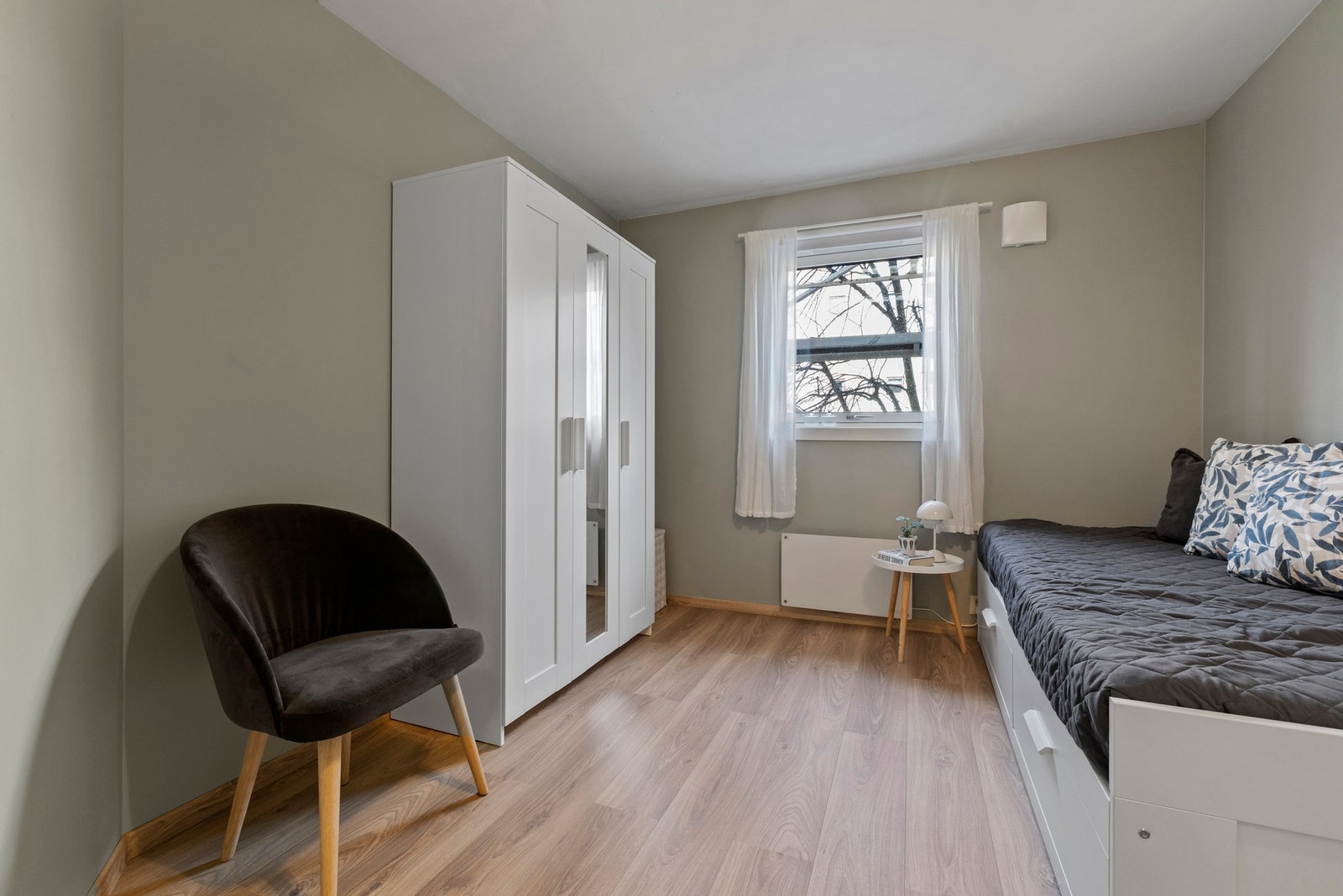 Det er god plass til seng, nattbord og garderobeskap. Galleribilde