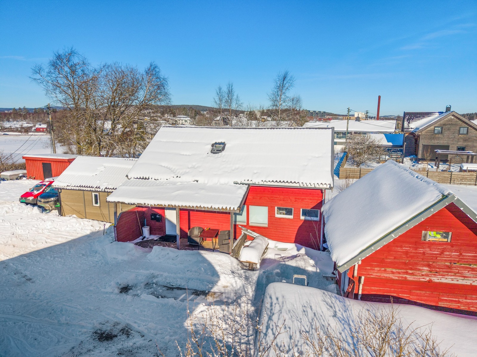 På eiendommen finner du enebolig samt flere praktiske tilleggsbygg som garasje, uthus og et stabbur. Galleribilde
