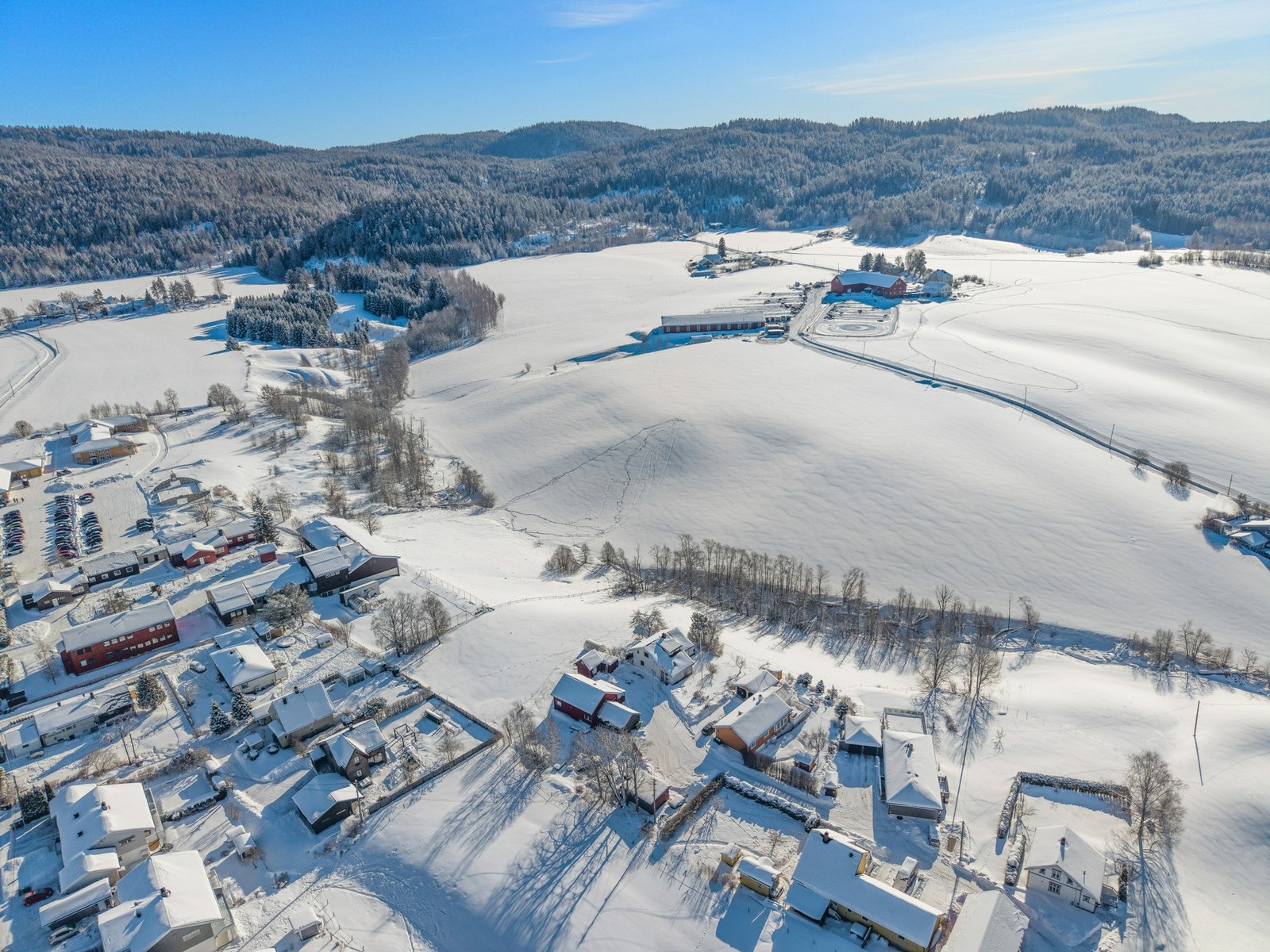Fra eiendommen er det kun en kort kjøretur på ca. 3 minutter til Ahus, Metro og Lørenskog Storsenter, som byr på et bredt utvalg av butikker, spisesteder og servicetilbud. Galleribilde