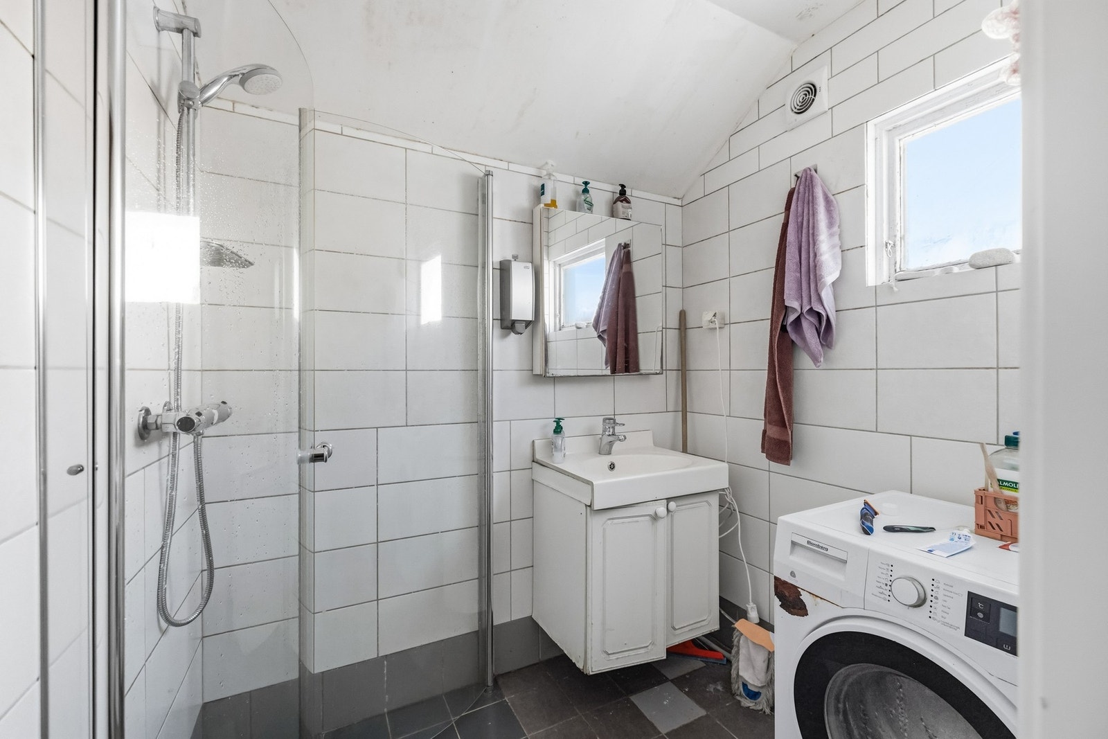 Baderommet har overflater fra 2015 og eldre sluk. Galleribilde