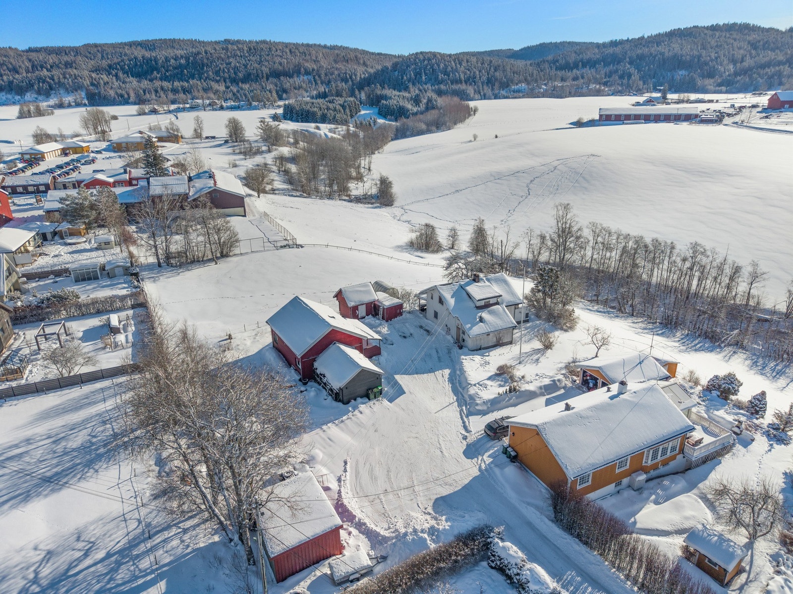 Stensrudlia er et rolig og veletablert område som kombinerer det beste fra landlige omgivelser og sentral beliggenhet. Galleribilde