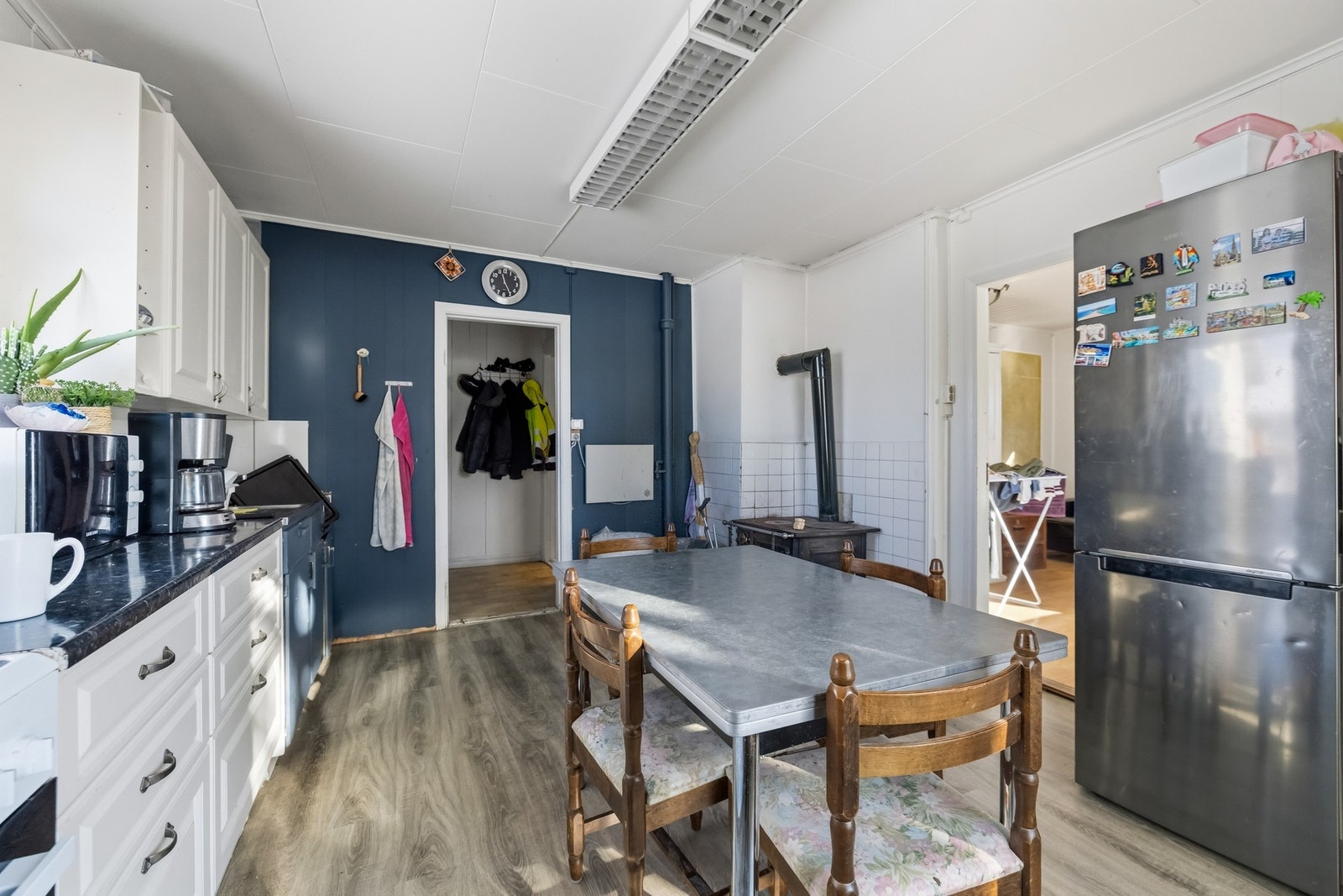 Frittstående komfyr plassert i nisje samt frittstående kjøleskap med fryser. Galleribilde