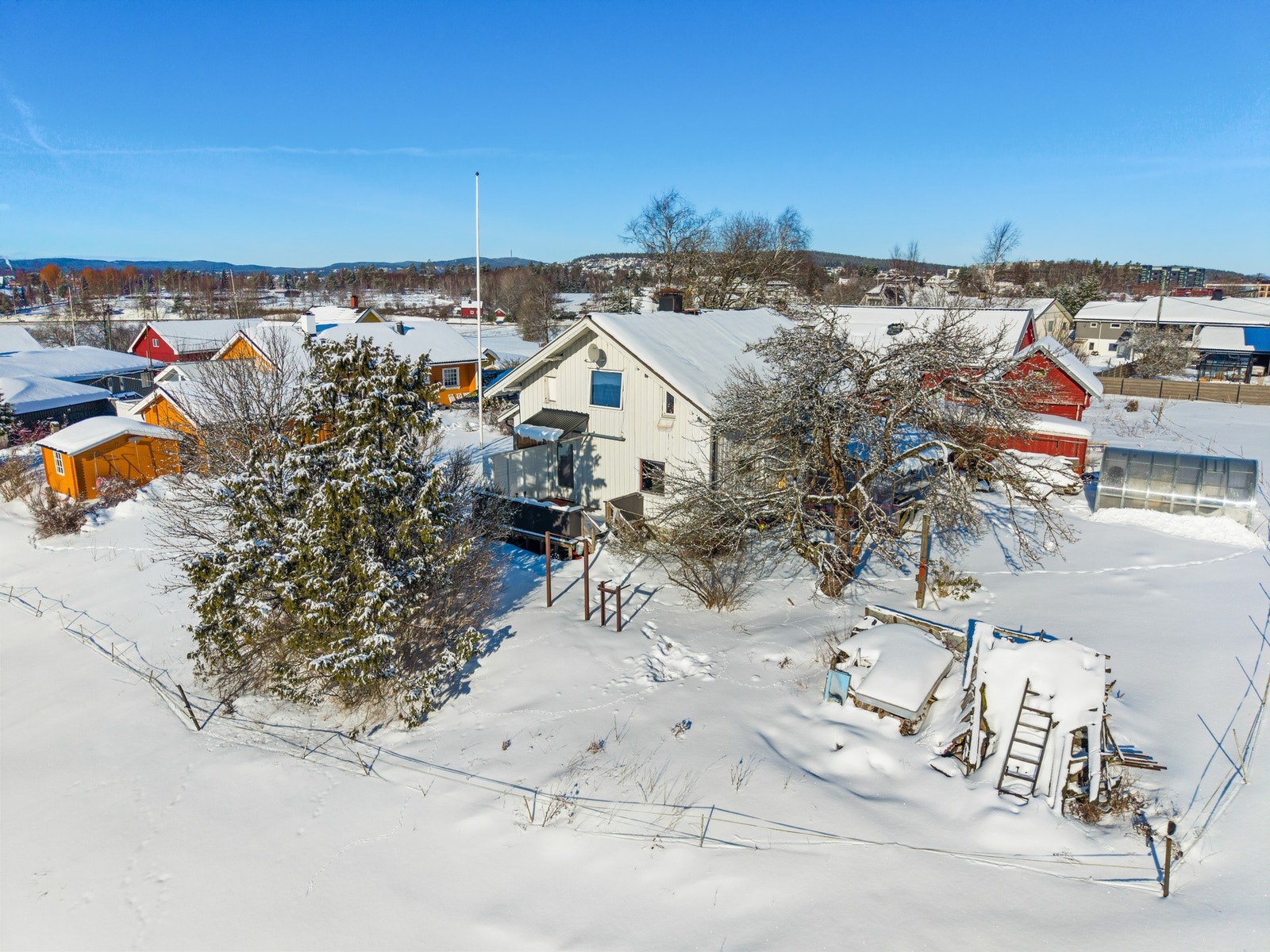 Eiendommen strekker seg over hele 6 mål og gir rikelig med plass til både utfoldelse og privatliv. Galleribilde