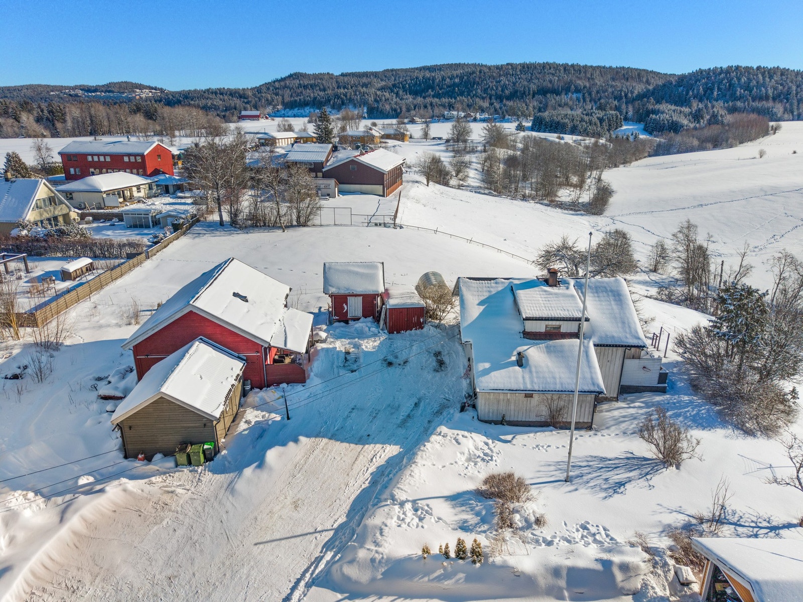 En eiendom som byr på sjeldne kvaliteter med stor tomt, landlige omgivelser og samtidig kort vei til alt du trenger i hverdagen. Galleribilde