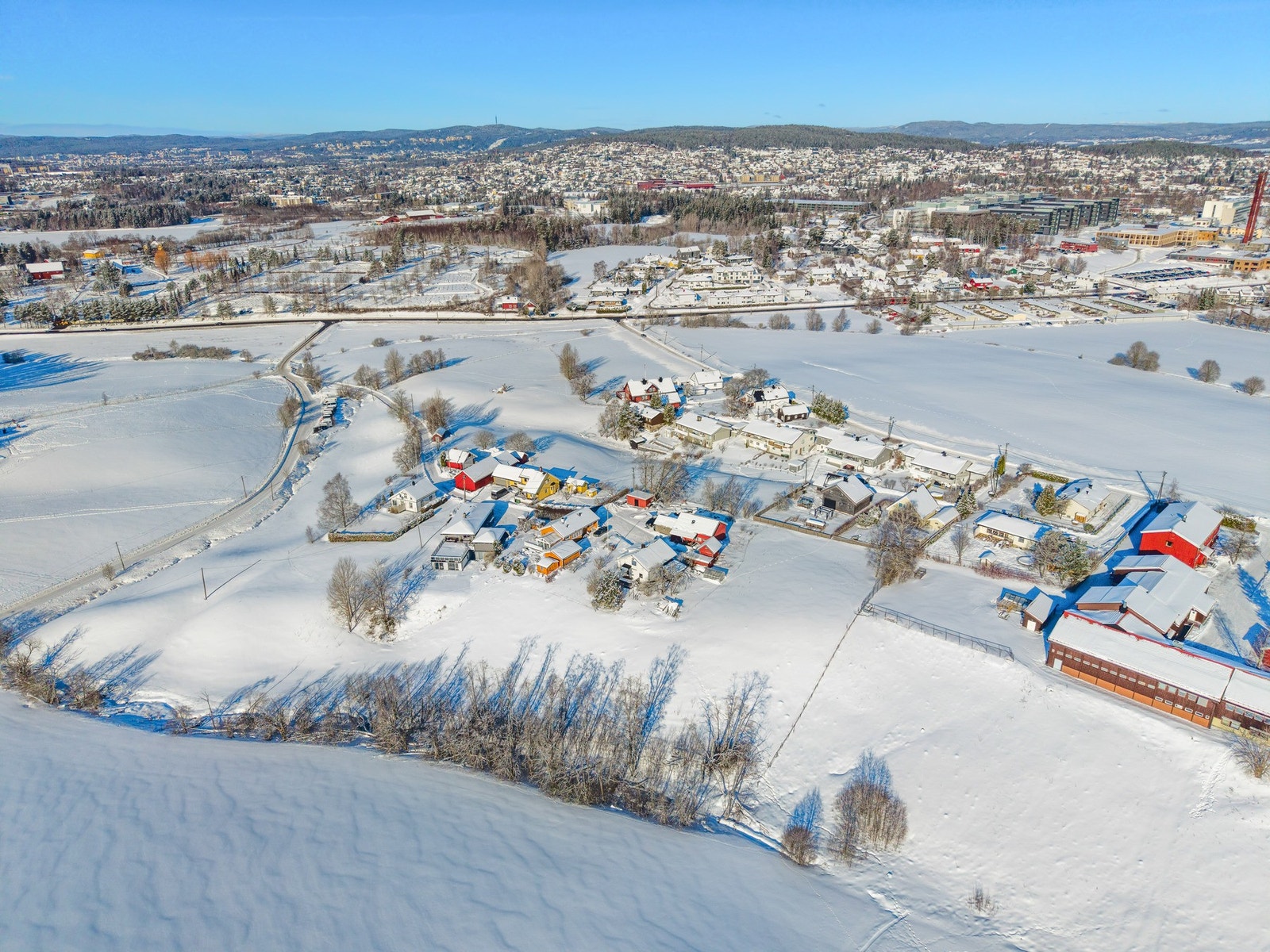 Her bor du skjermet og idyllisk til, med grønne omgivelser og nærhet til naturen, samtidig som du har kort vei til alt du trenger i hverdagen. Galleribilde