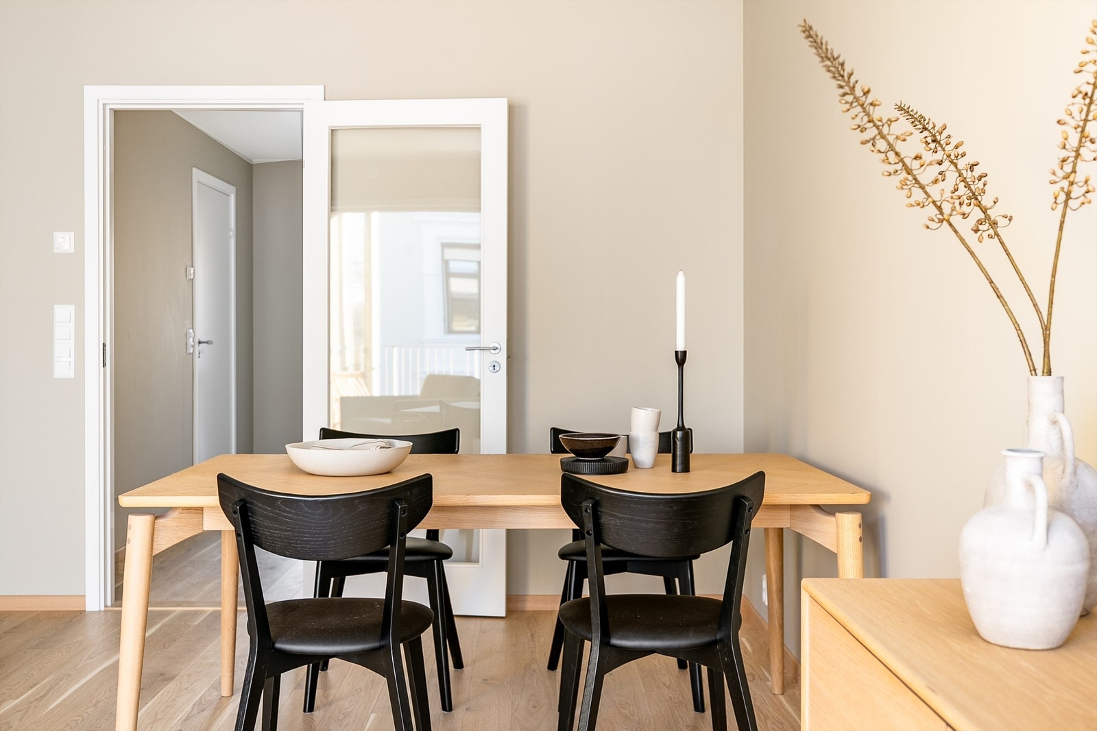 Tidsaktuelle overflater og fargekombinasjoner gir leiligheten et moderne uttrykk. Galleribilde