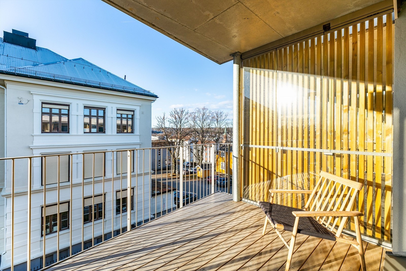 På verandaen er det i tillegg til gode solforhold også utsyn i retning Jeløy. Skjermende glass er montert på den nordre siden. Galleribilde