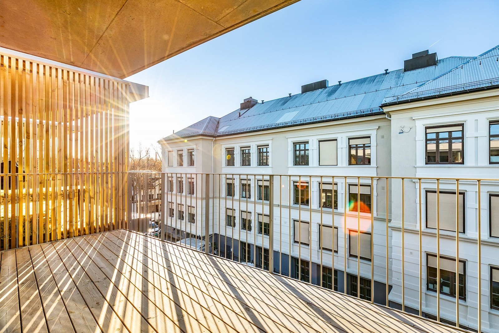 Høyden av fjerde etasje gir gode solforhold på verandaen, sommerstid til kveld. Galleribilde