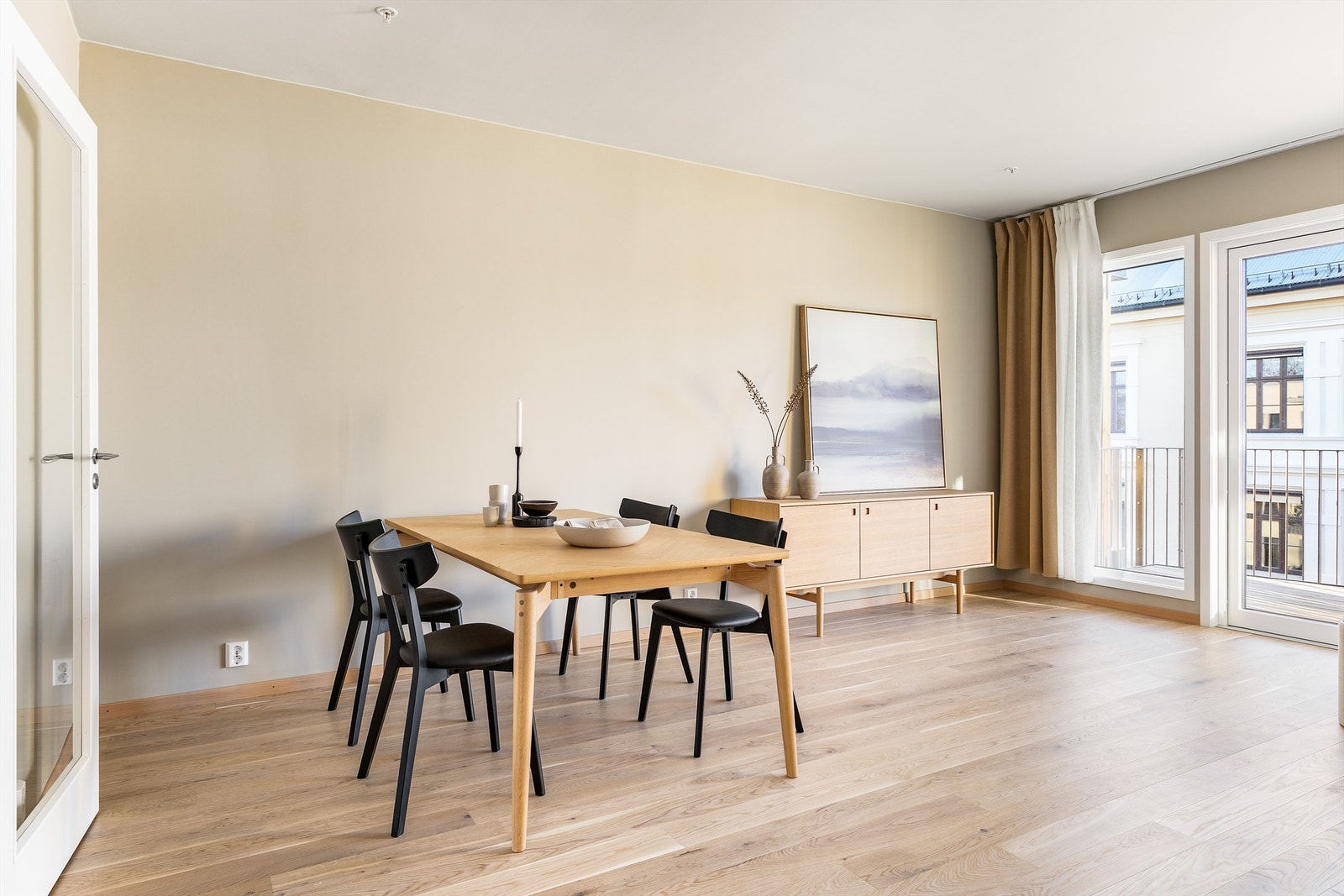 Det sene byggeåret betyr at leiligheten er oppført i tråd med nyeste tekniske standard, blant annet med vannbåren gulvvarme i alle rom. Galleribilde