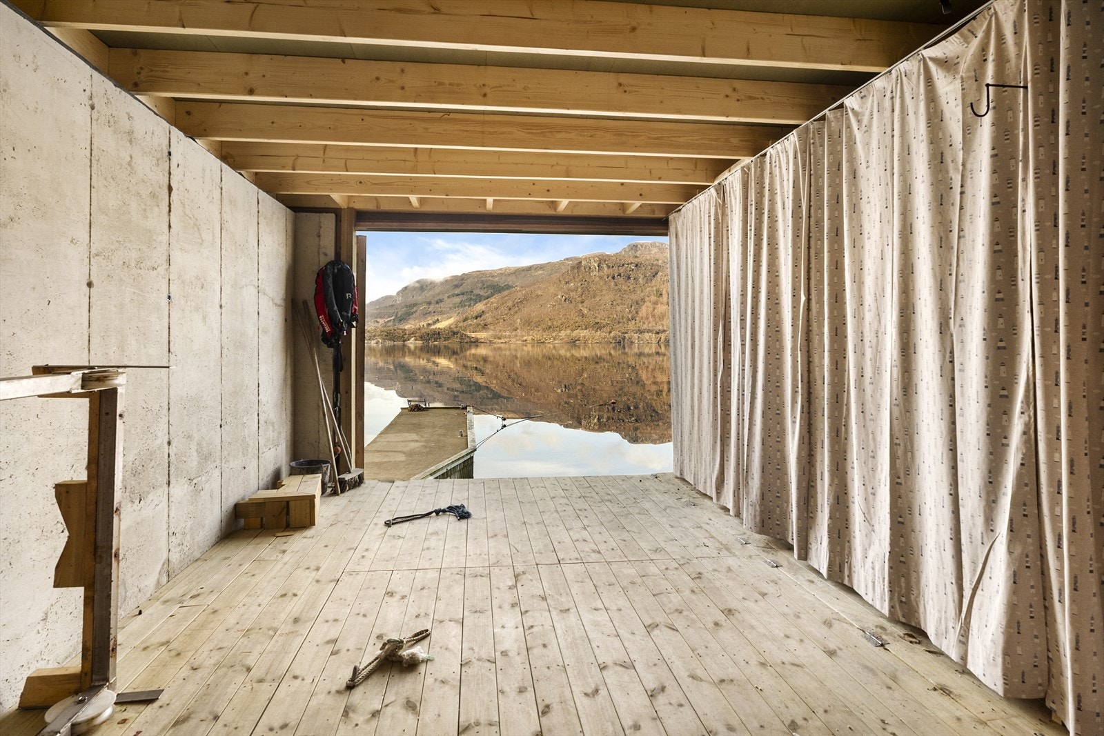 Innvendig har naustet synlige konstruksjoner Galleribilde