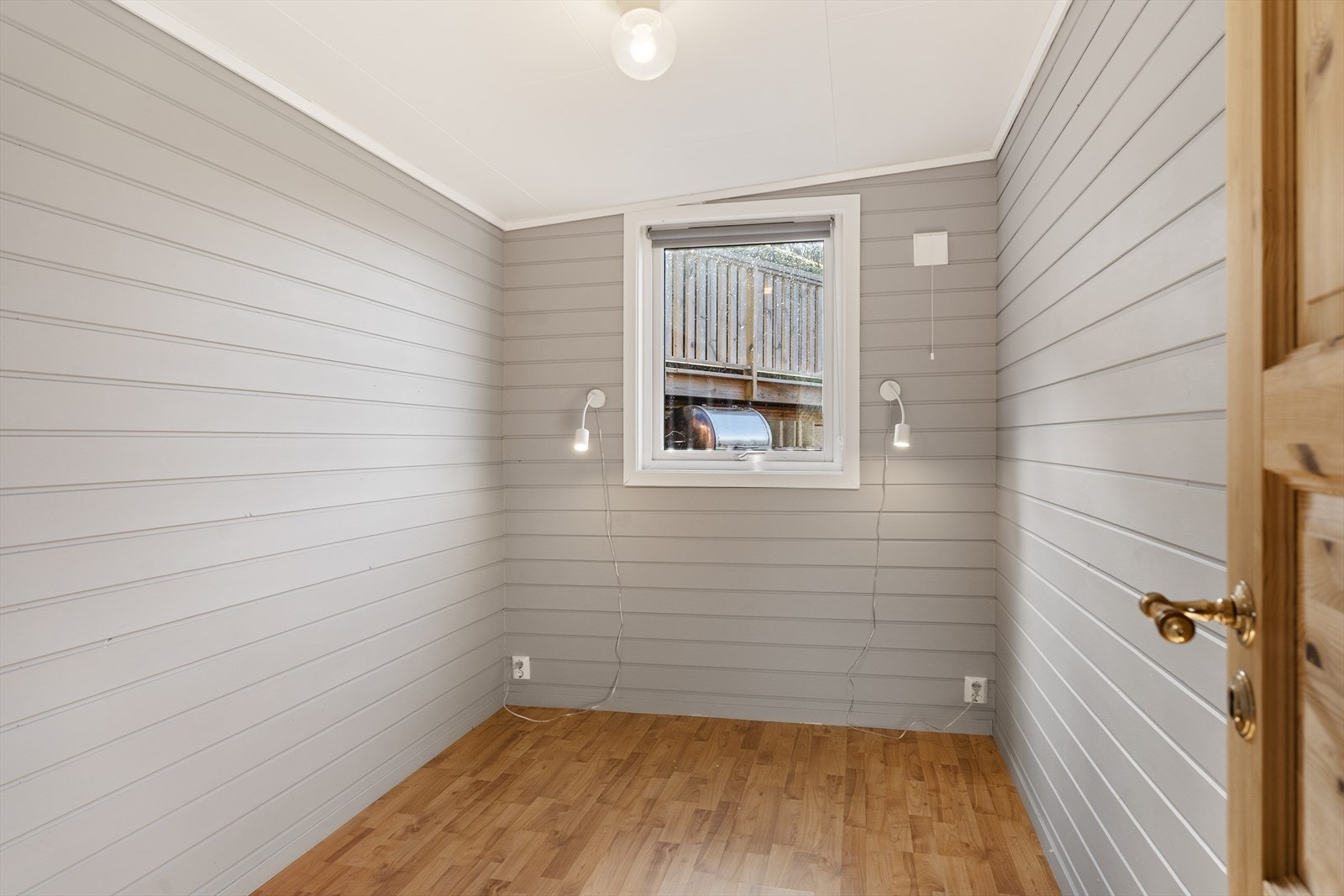 Pent soverom i 1. etasje med panel på veggene Galleribilde