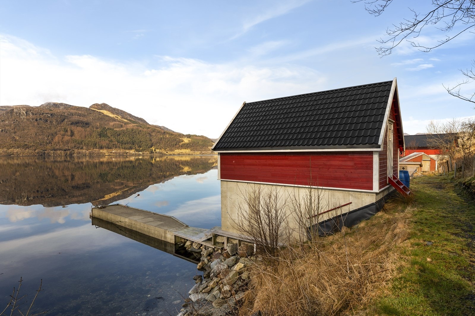 I 2022 ble det eksisterende naustet revet - det ble så støpt ny grunnmur og pir, og det nye naustet ble oppført Galleribilde