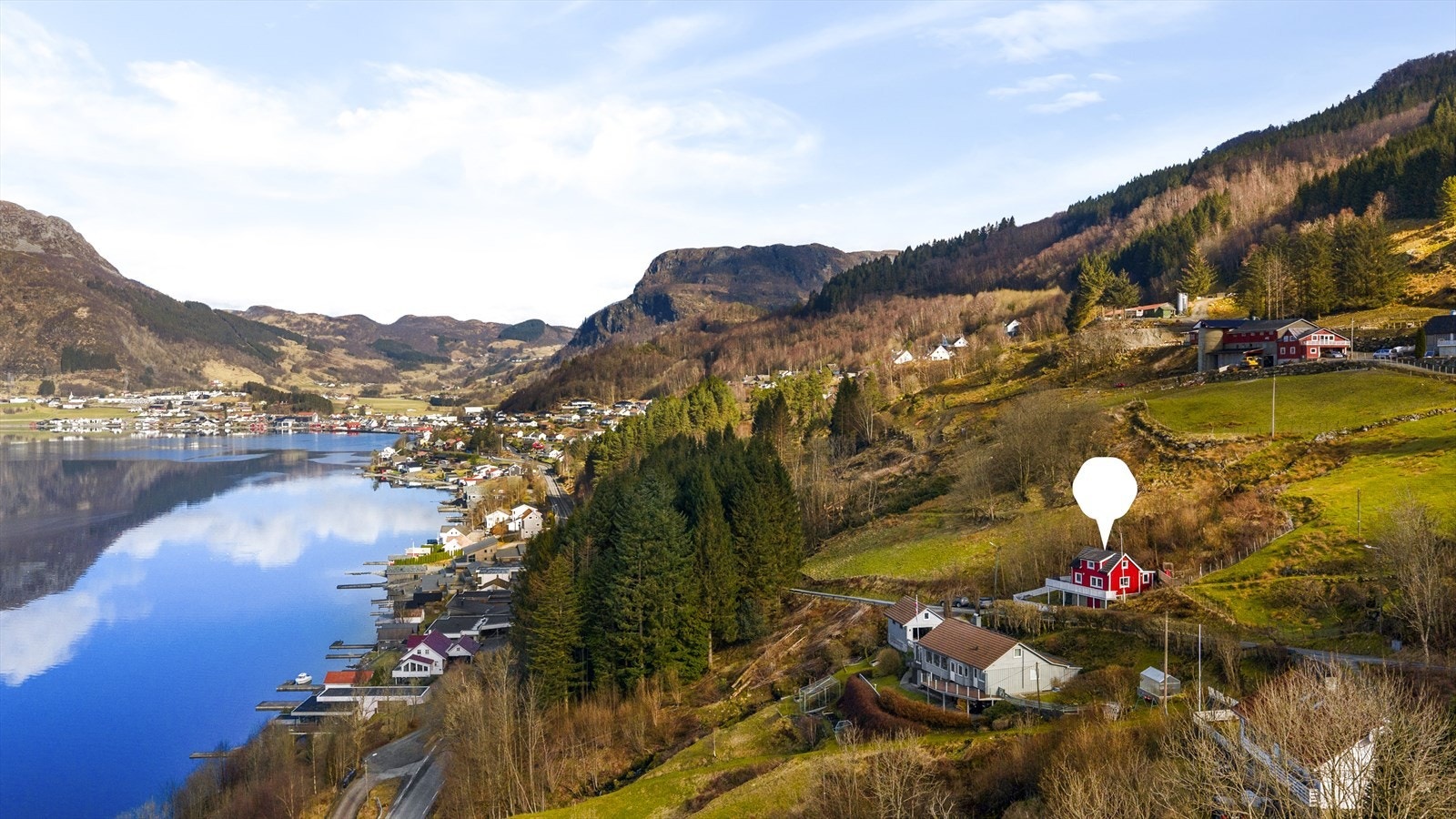 Strandsvegen ligger idyllisk til like utenfor Sandeid med kort avstand til dagligvarebutikk og nødvendige fasiliteter Galleribilde
