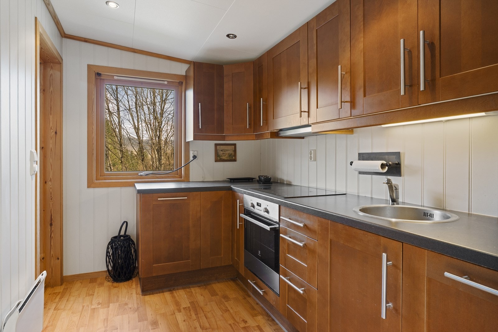 Fritidsboligen har et pent kjøkken med god skap- og benkeplass Galleribilde