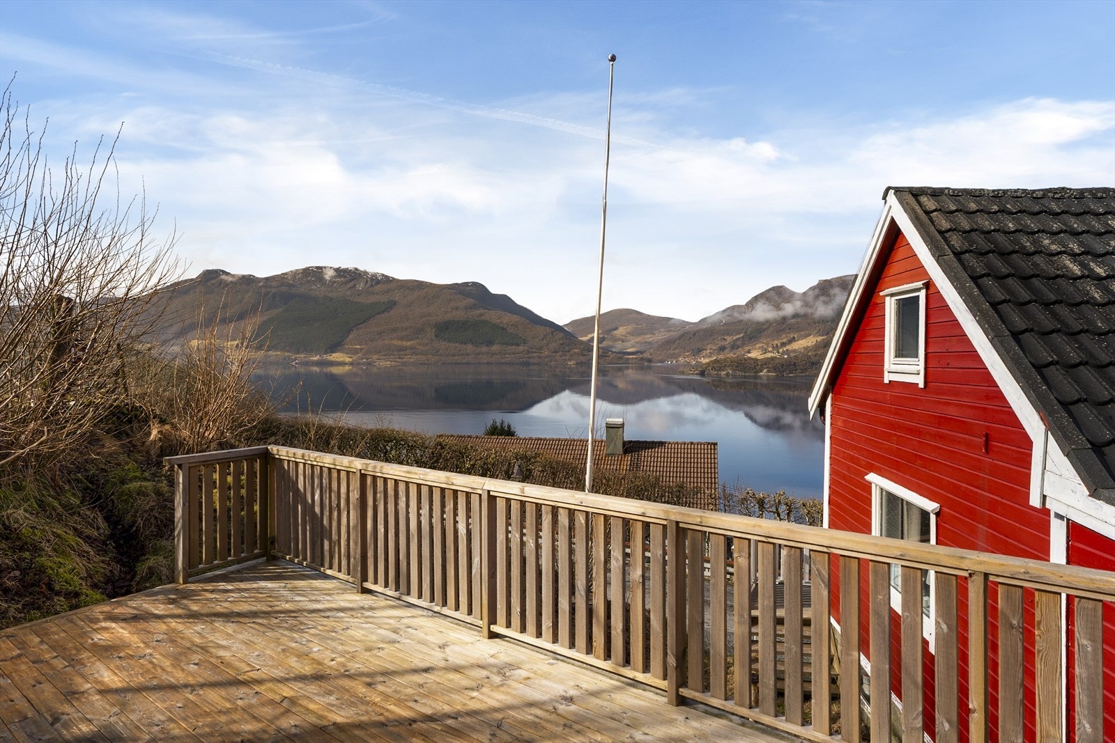 Eiendommen ligger fritt og fint til med nydelig utsikt over fjorden Galleribilde