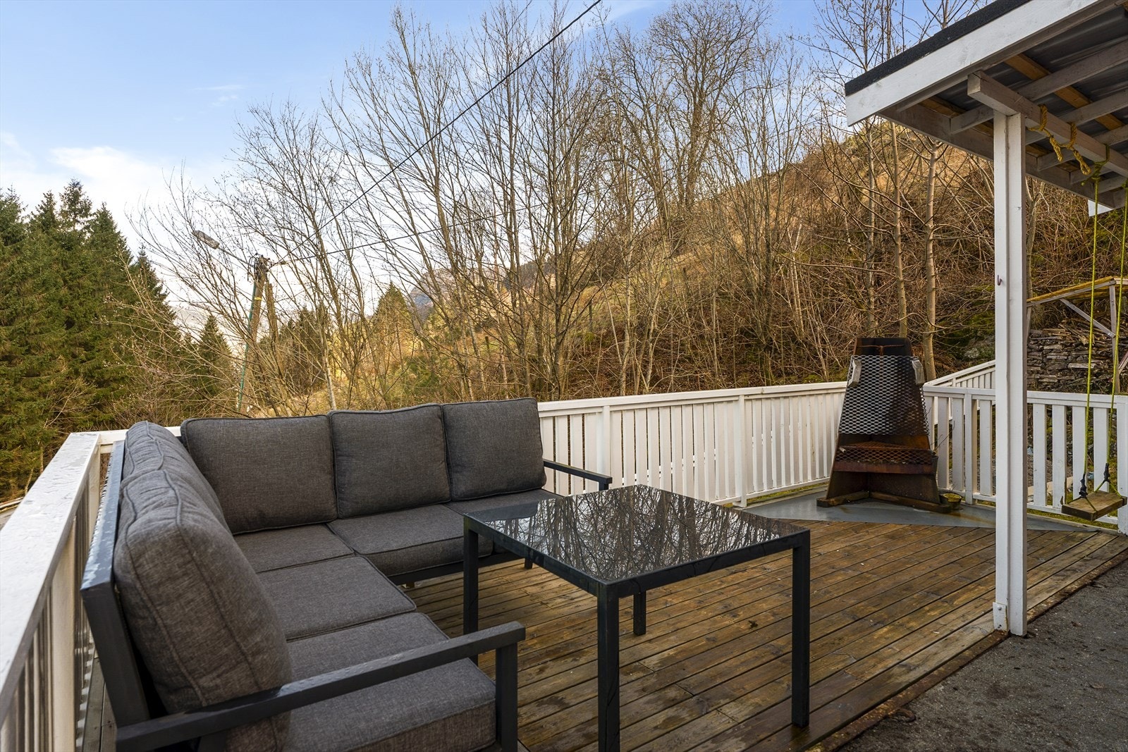 Den store terrassen har god plass til ønsket utemøblement Galleribilde