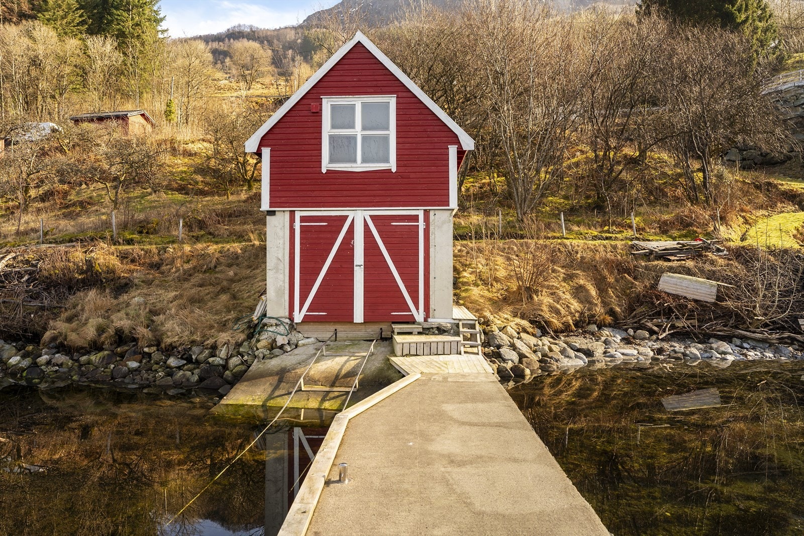 Naustet går over to plan og har et uinnredet loft med stort potensial Galleribilde