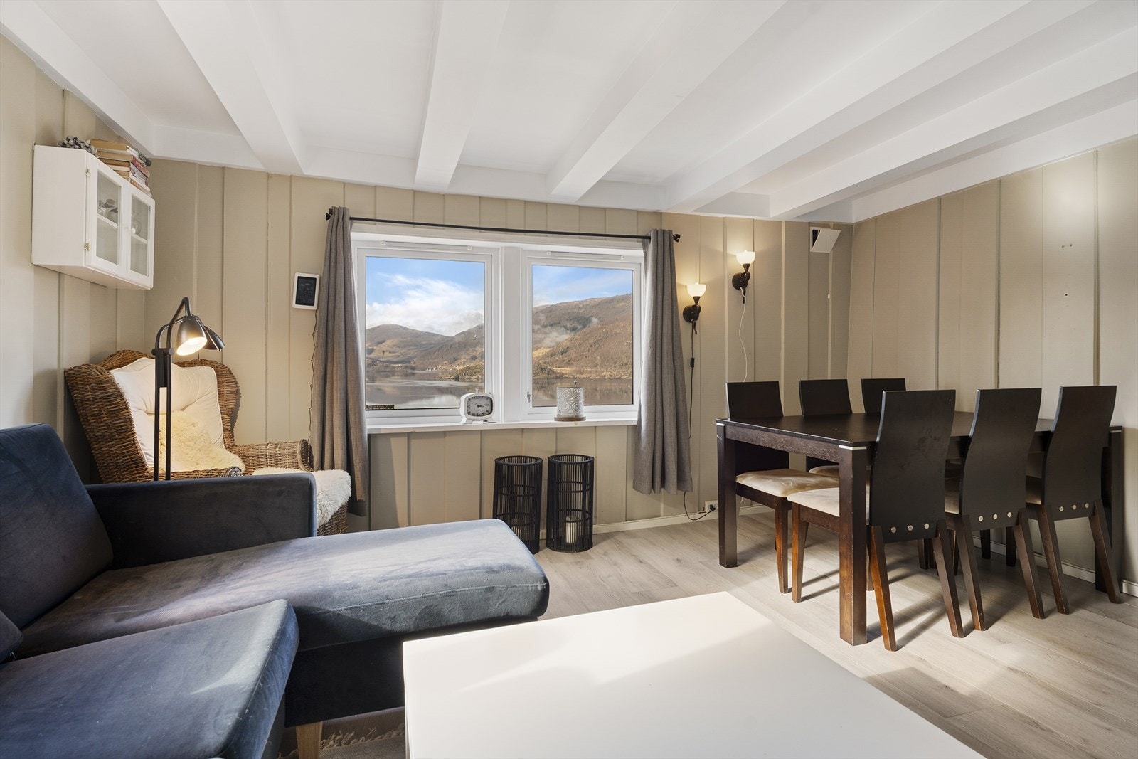 I 2021 ble stuen oppgradert med maling og tapetsering i moderne farger - på samme tidspunkt ble det også lagt nytt laminatgulv med varmefolie under Galleribilde