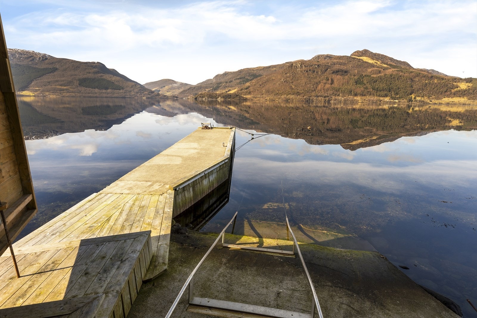 Med Sandeidfjorden like utenfor døren ligger alt til rette for herlige dager ved sjøen! Galleribilde