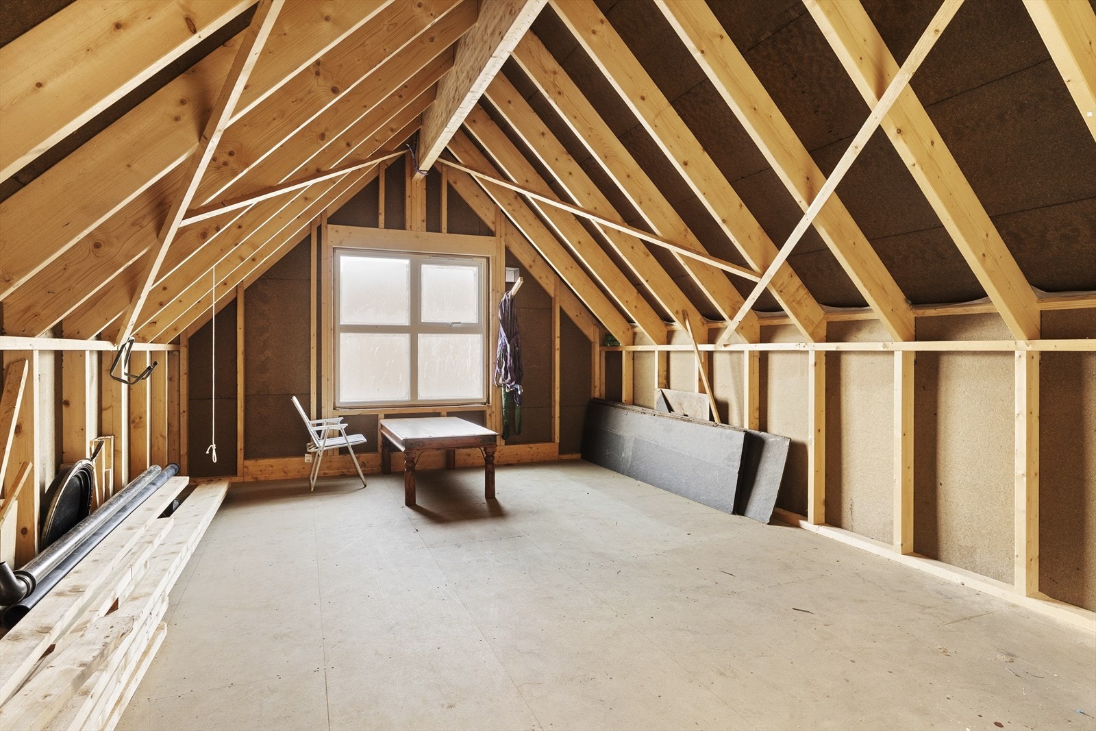 Naustet har et stort, uinnredet loft med stort potensiale Galleribilde