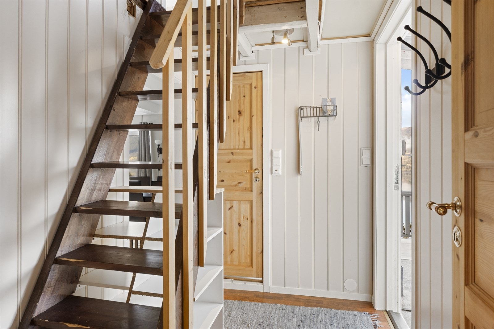Lys gang med trapp opp til loftsetasjen Galleribilde