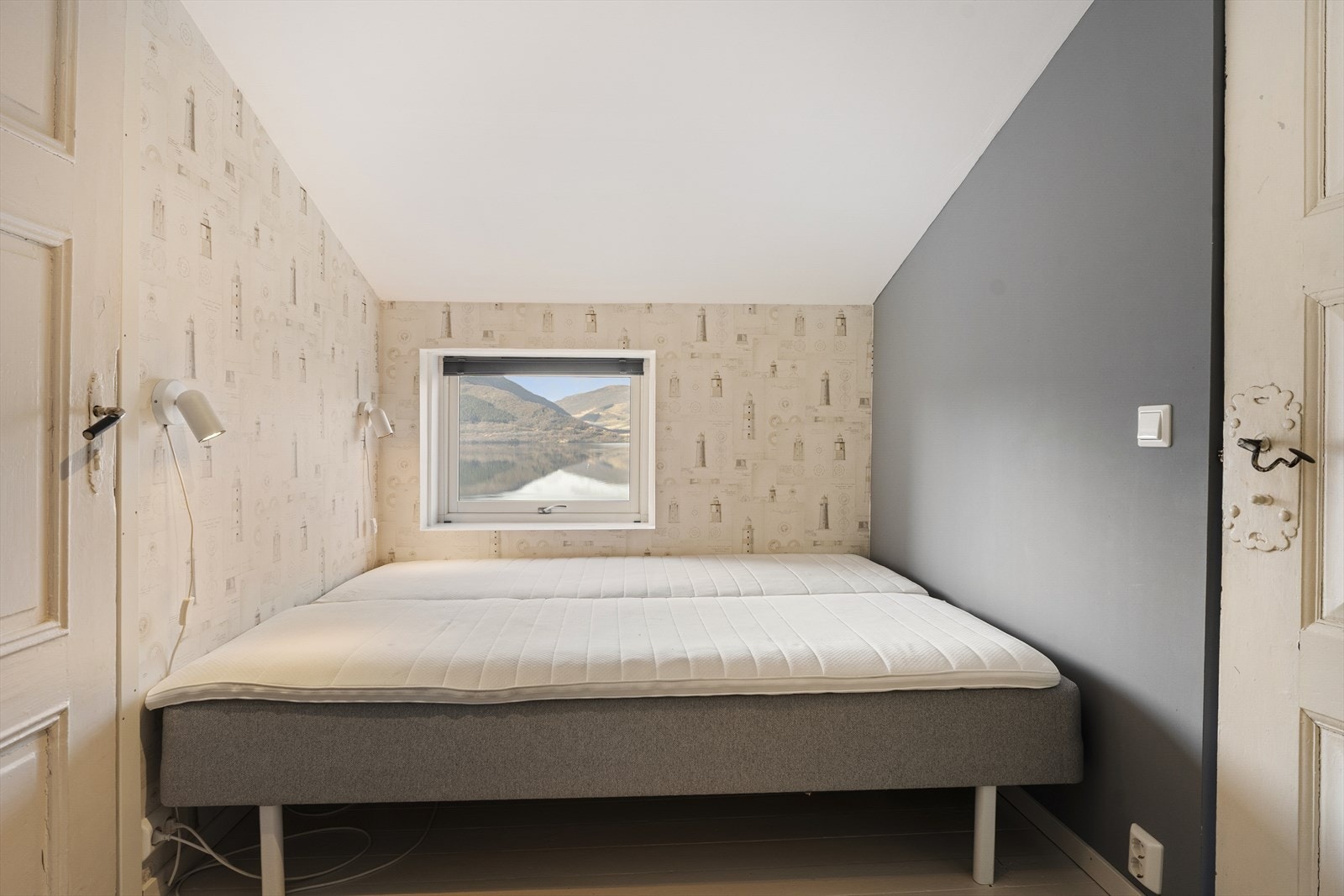 I loftsetasjen finner du gang og ytterligere to soverom Galleribilde