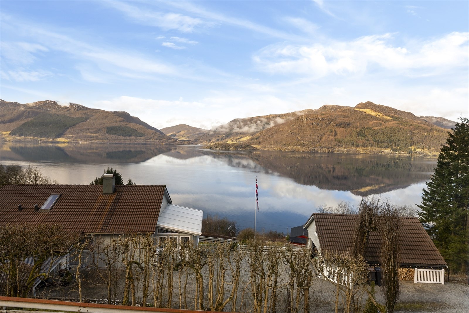 Eiendommen er vendt mot vest og byr på flotte solforhold Galleribilde
