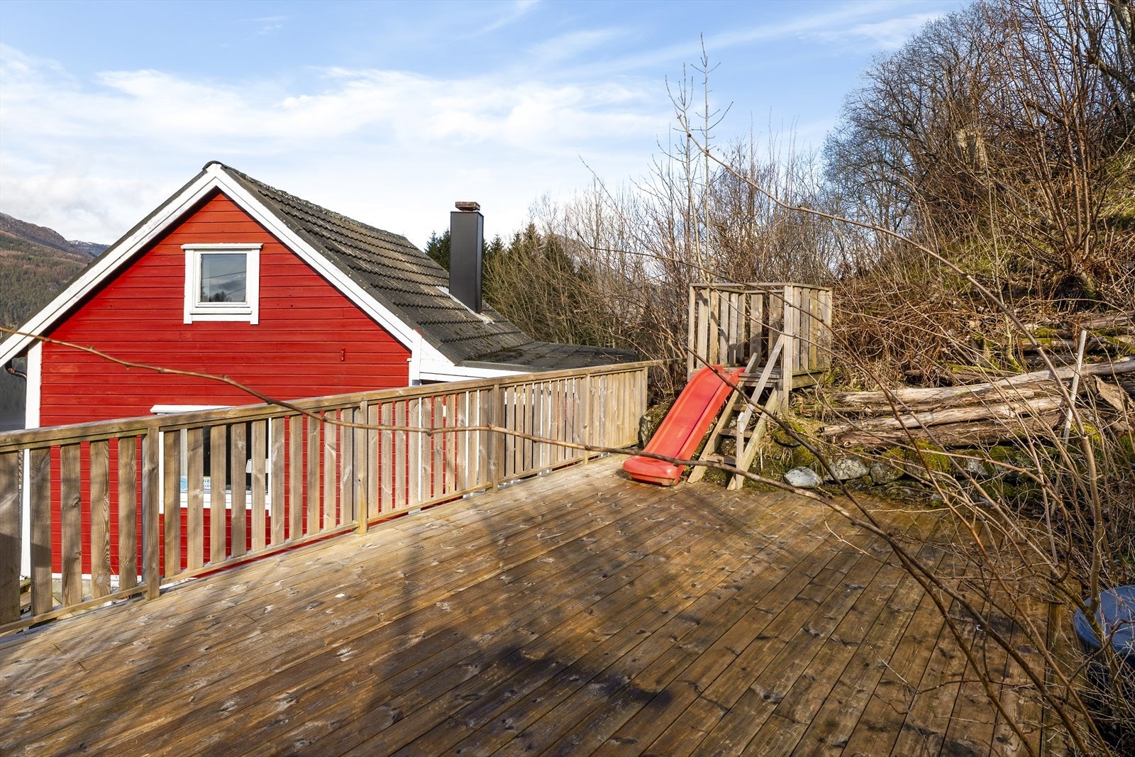 På eiendommen er det også en stor terrasse mot sørøst som er oppført i 2023, men denne er ikke omsøkt og godkjent Galleribilde