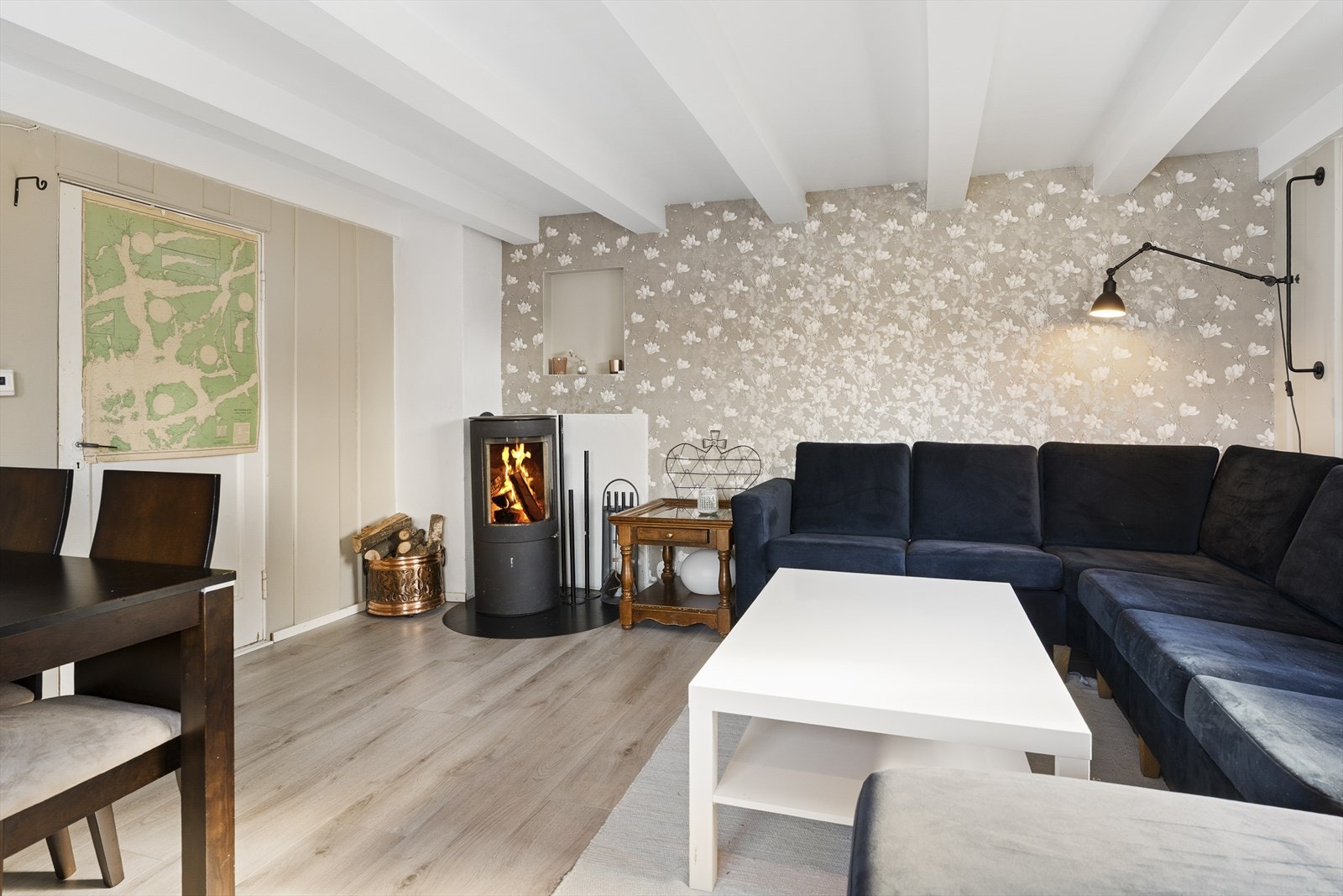 Det er også montert ny vedovn i stuen i 2021 som bidrar til en behagelig romtemperatur på årets kaldeste dager Galleribilde