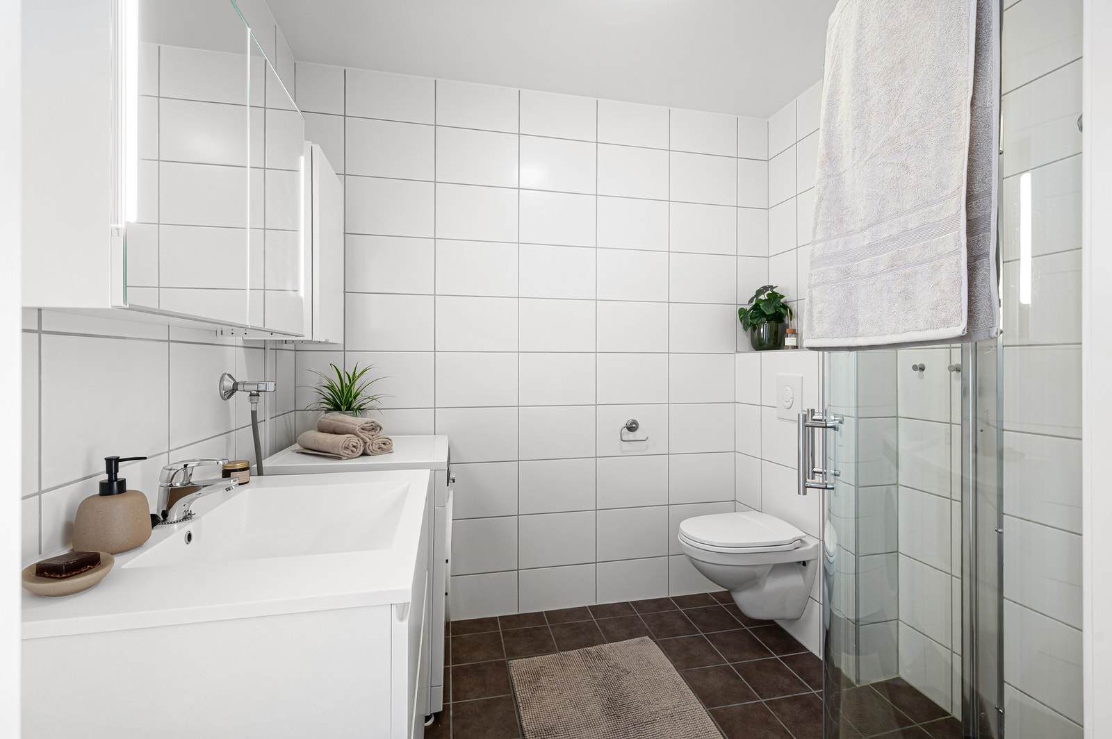 Pent flislagt bad på 4,1m² med opplegg for vaskemaskin. Galleribilde