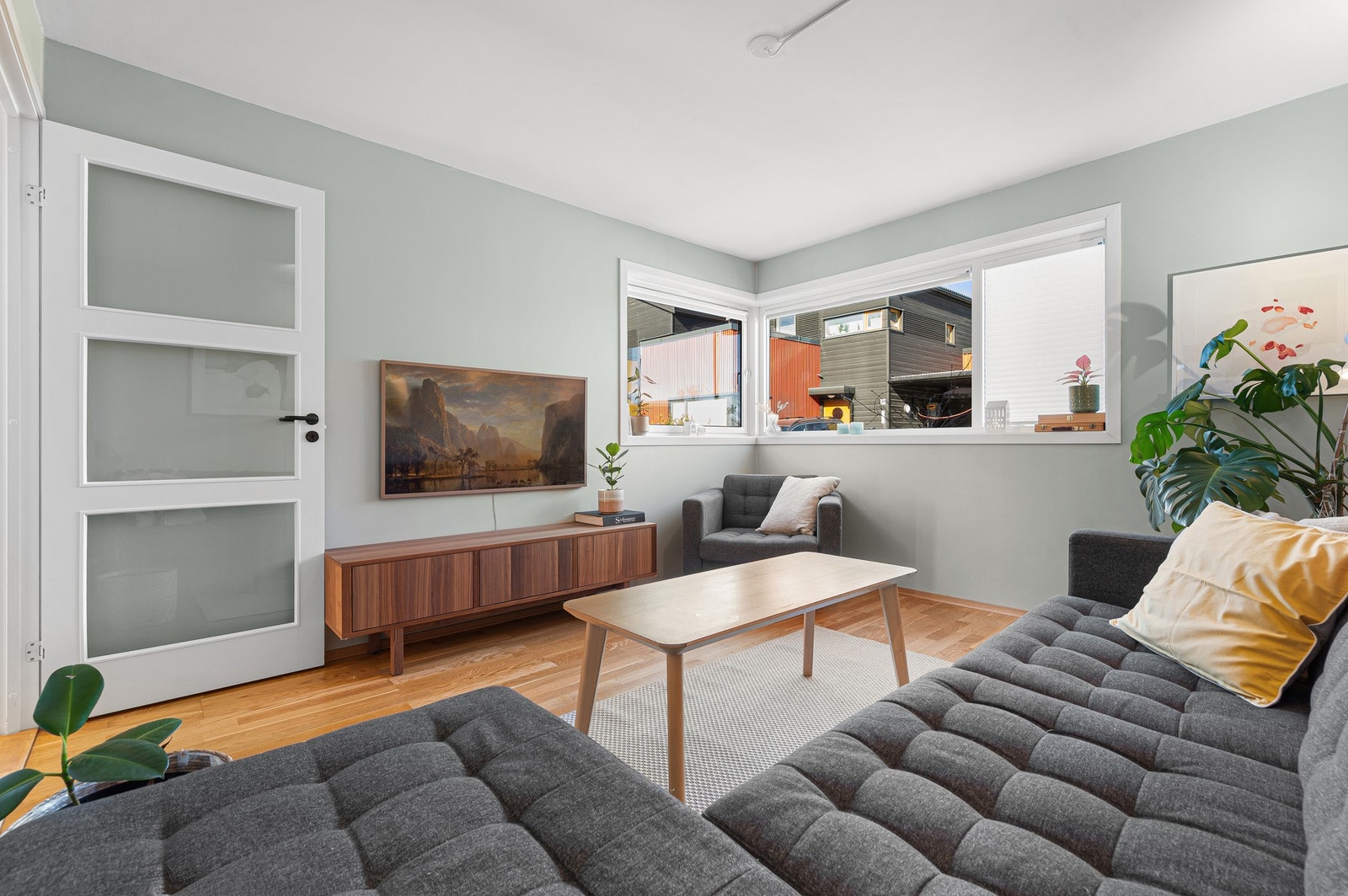 Stuen er ca. 13m² og har god plass til sofamøblement mm. Galleribilde