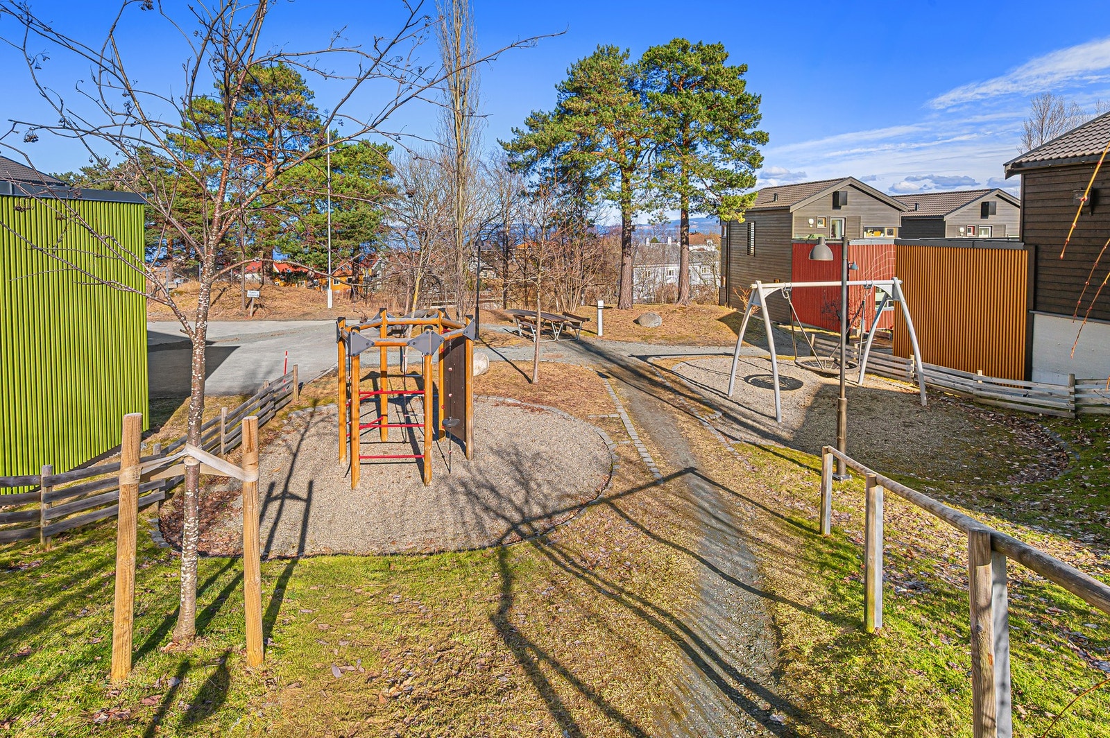 Nærområdet beskrives som rolig og svært familievennlig. Det er opparbeidet lekeplasser for de minste og ligger rett i nærheten av strand og turstier. Galleribilde