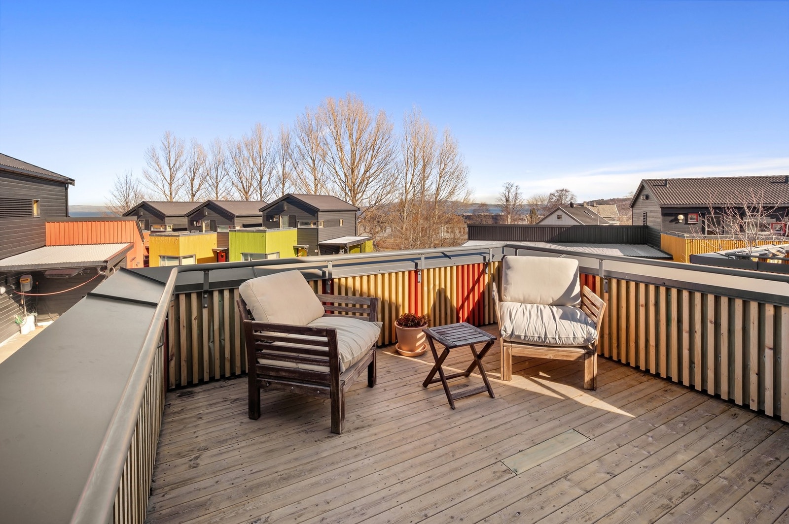 Herlig takterrasse på ca. 12m². Her sitter man pent til med utsikt mot fjorden. Galleribilde