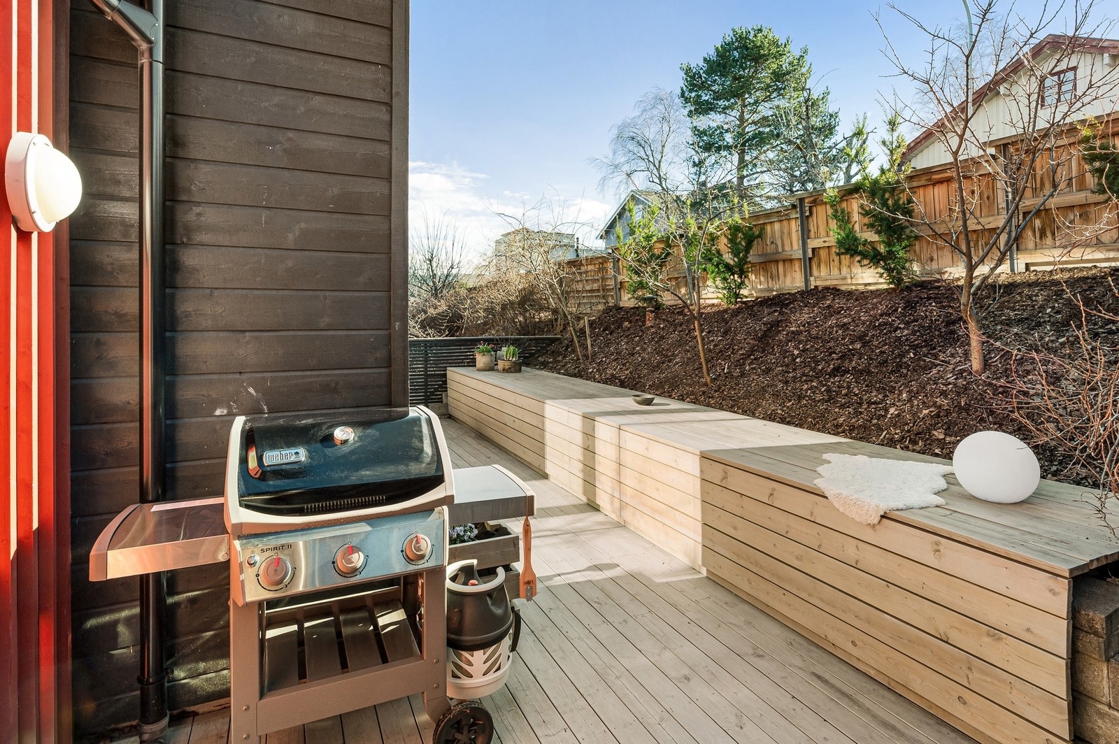 God plass til grill og utemøblement på terrassen som måler ca. 20m². Galleribilde