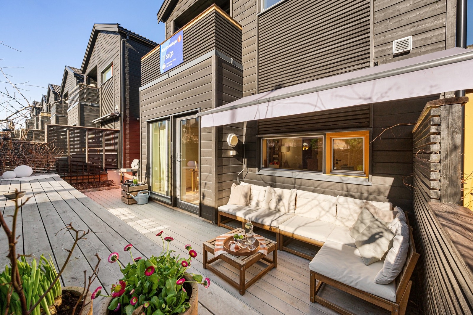 Fra allrommet har man adgang til boligens terrasse. Terrassen har flotte solforhold og ligger lunt og skjermet til. Galleribilde