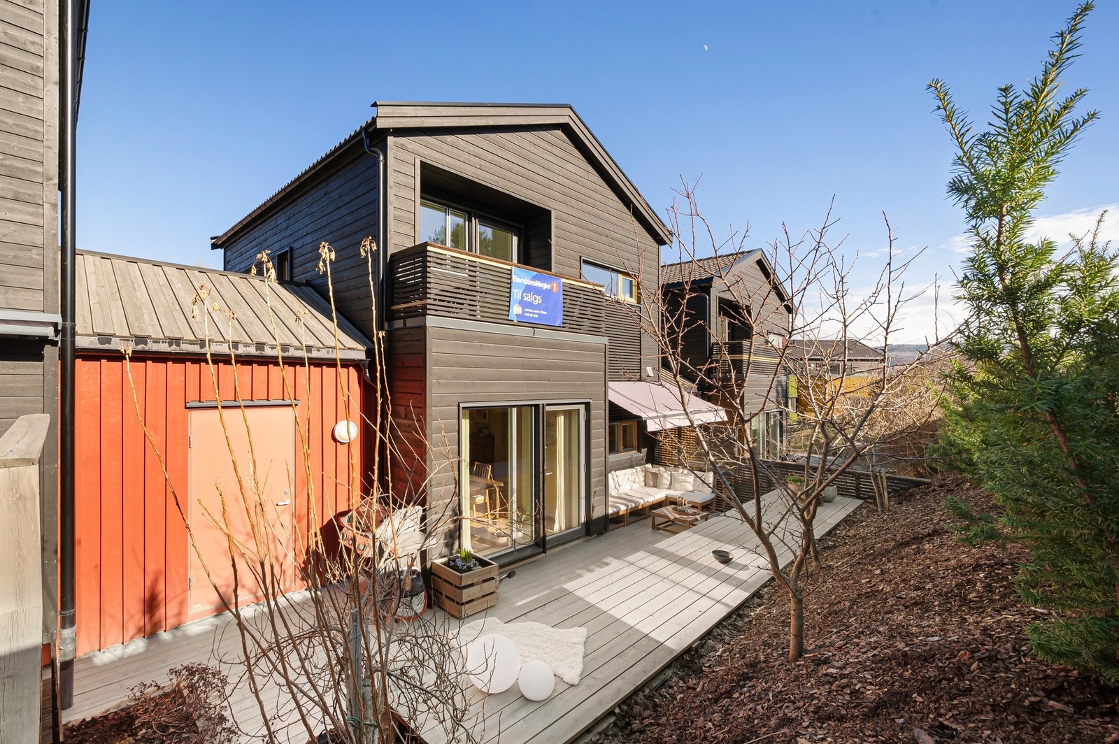 EiendomsMegler 1 v/Marius Aune Olsen har gleden av å presentere Charlotte Voigts Veg 13! En moderne enebolig i rekke med moderne utførelse i et familievennlig og ettertraktet område. Foto: Jens Martin Nervik. Galleribilde
