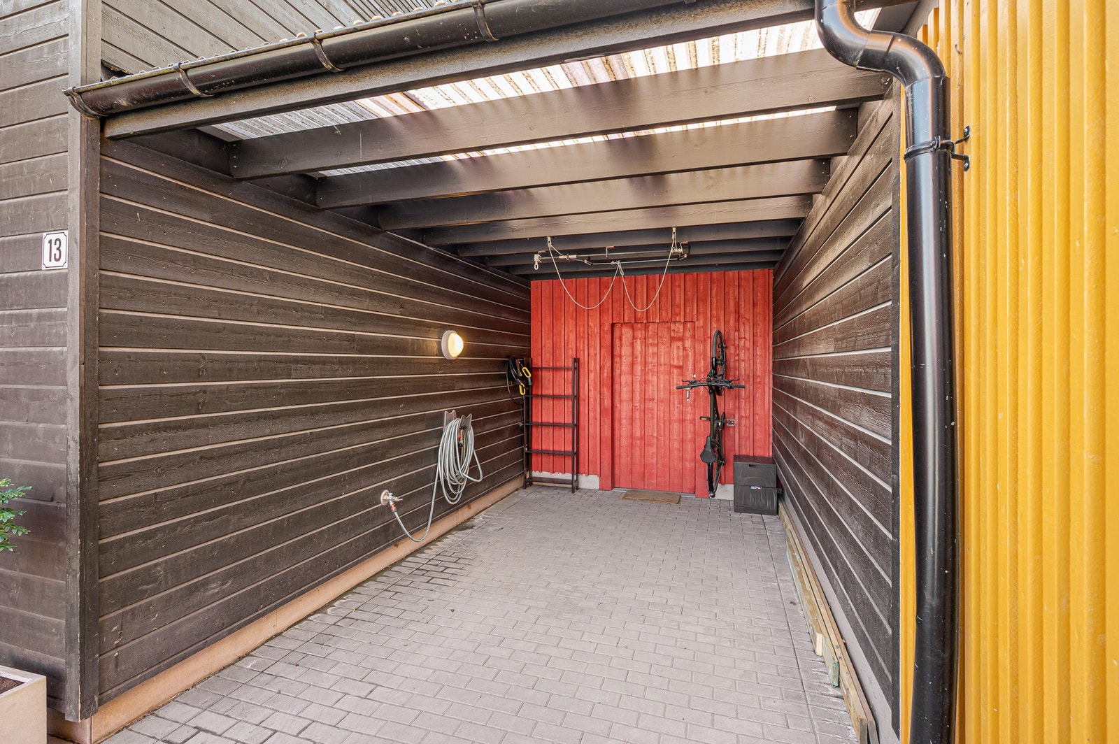 Parkering i carport. Det ble montert ladeboks i 2025. Bod i bakkant på ca. 5m². Galleribilde
