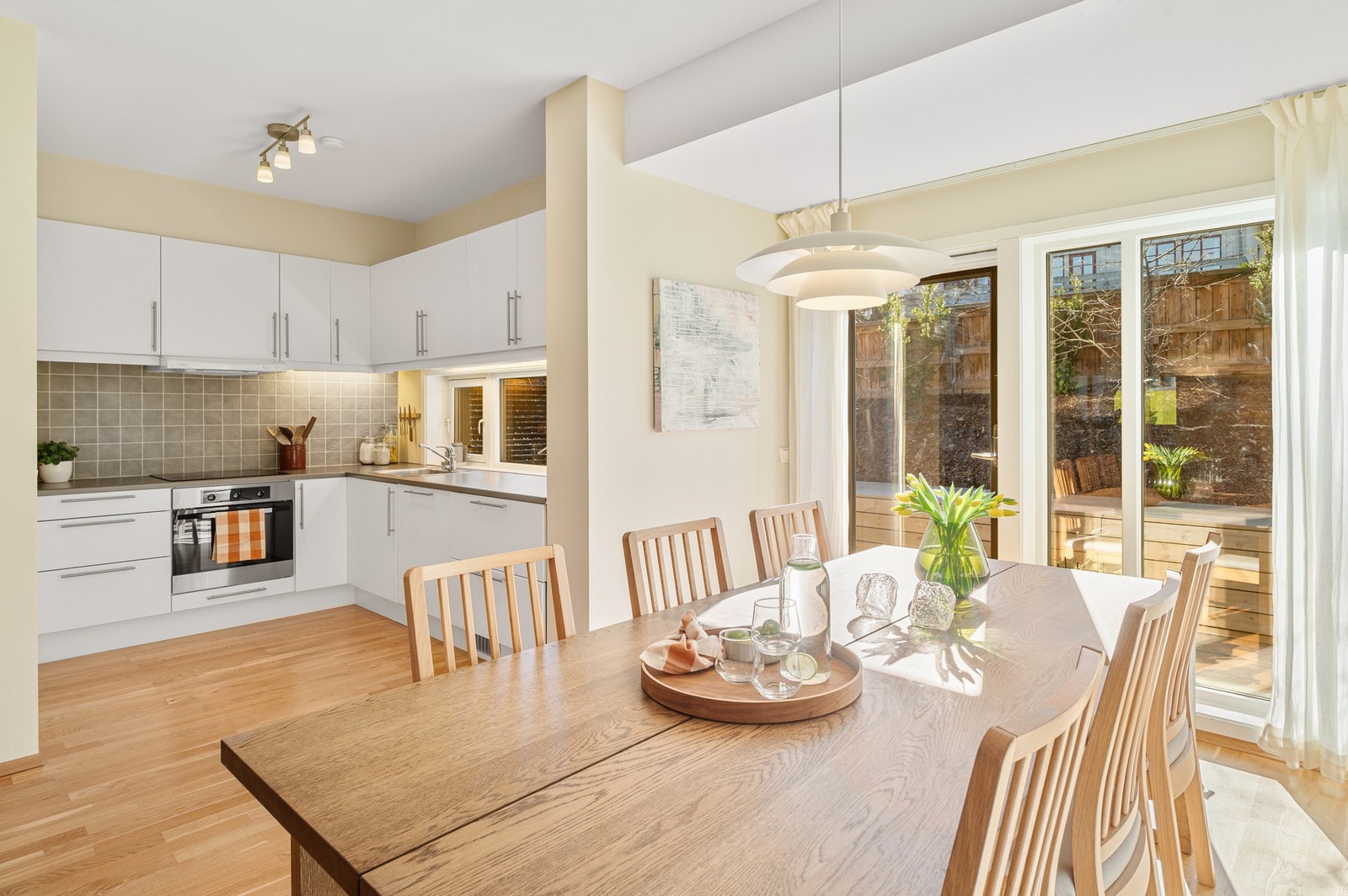 I boligen får man en rekke gode fasiltieter som moderne standard, balansert ventilasjon, oppvarming via fjernvarme (vannbåren), flere god uteplasser og nydelig utsikt fra boligens 2. etasje. Galleribilde