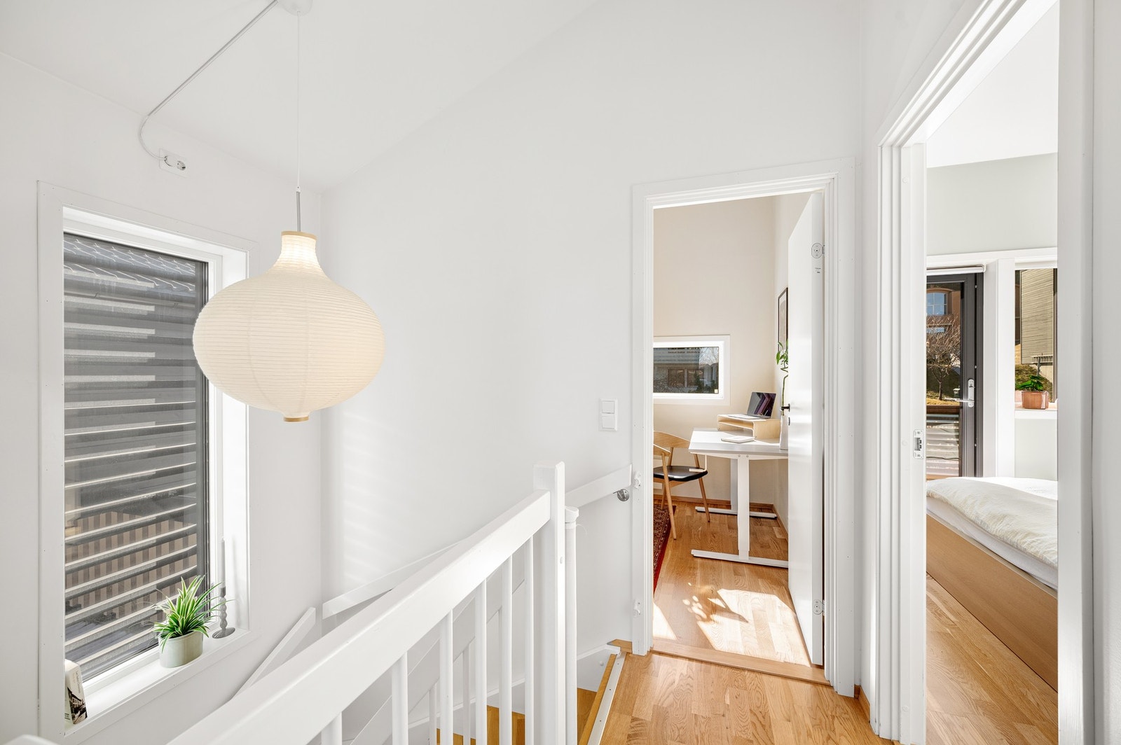 I boligens andre etasje finner man boligens 3 soverom, 2 balkonger og baderom. Galleribilde
