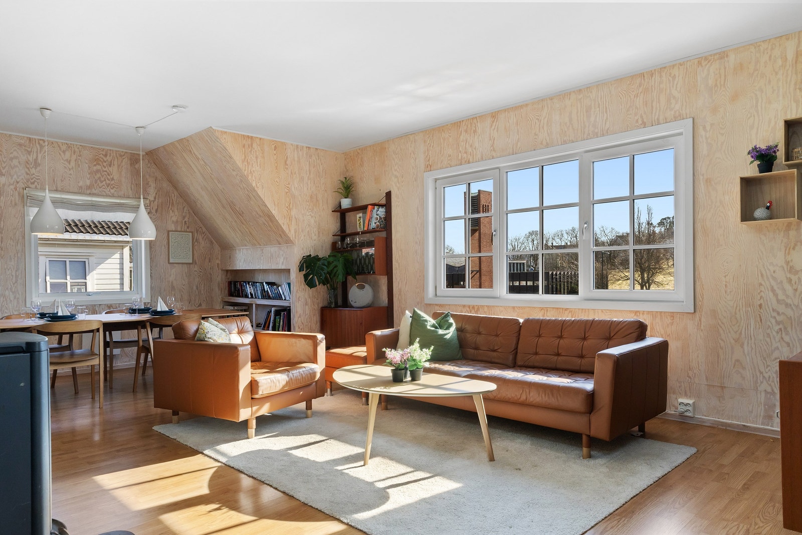 Stue med store vindusflater som slipper inn rikelig med naturlig lys. Galleribilde