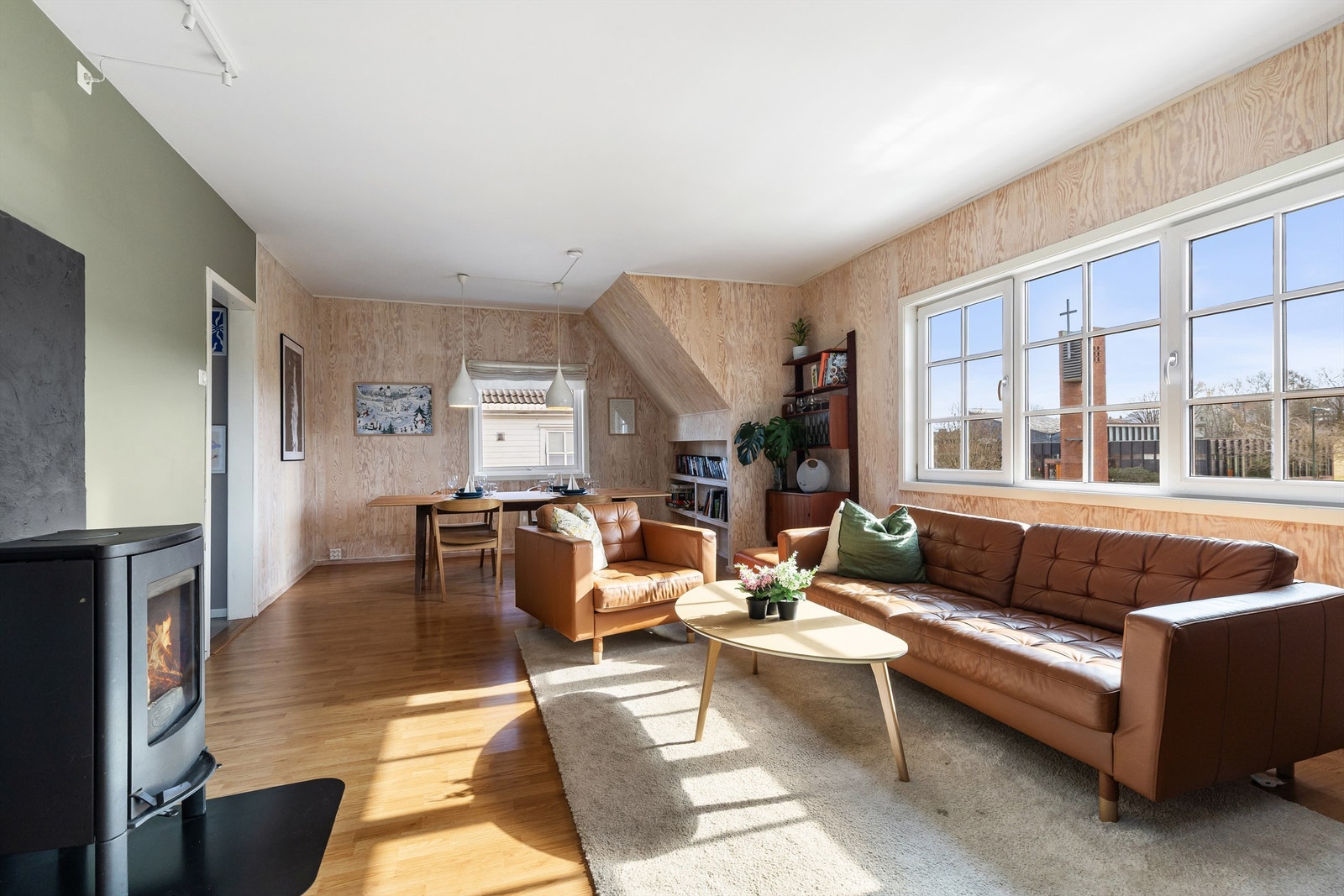 Romslig stue med plass til spisegruppe og sofagruppe. Galleribilde