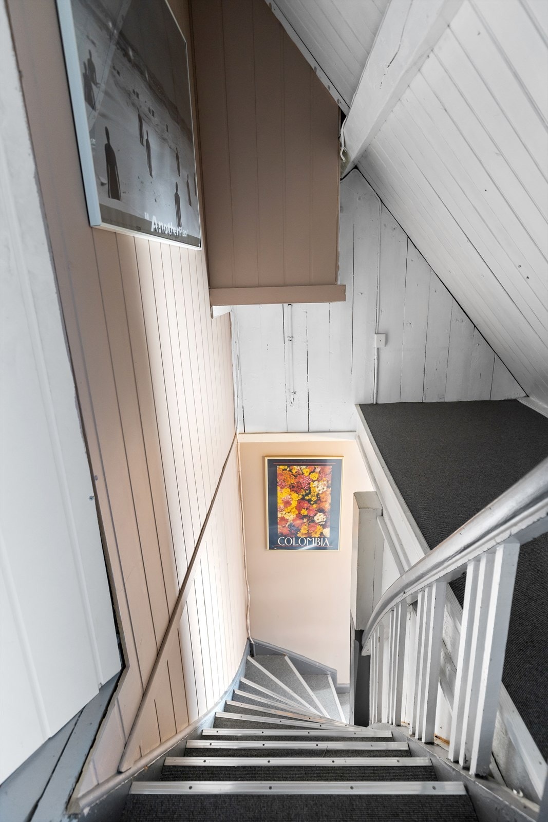 Den innvendige trappen fører opp til loftsetasjen. Galleribilde