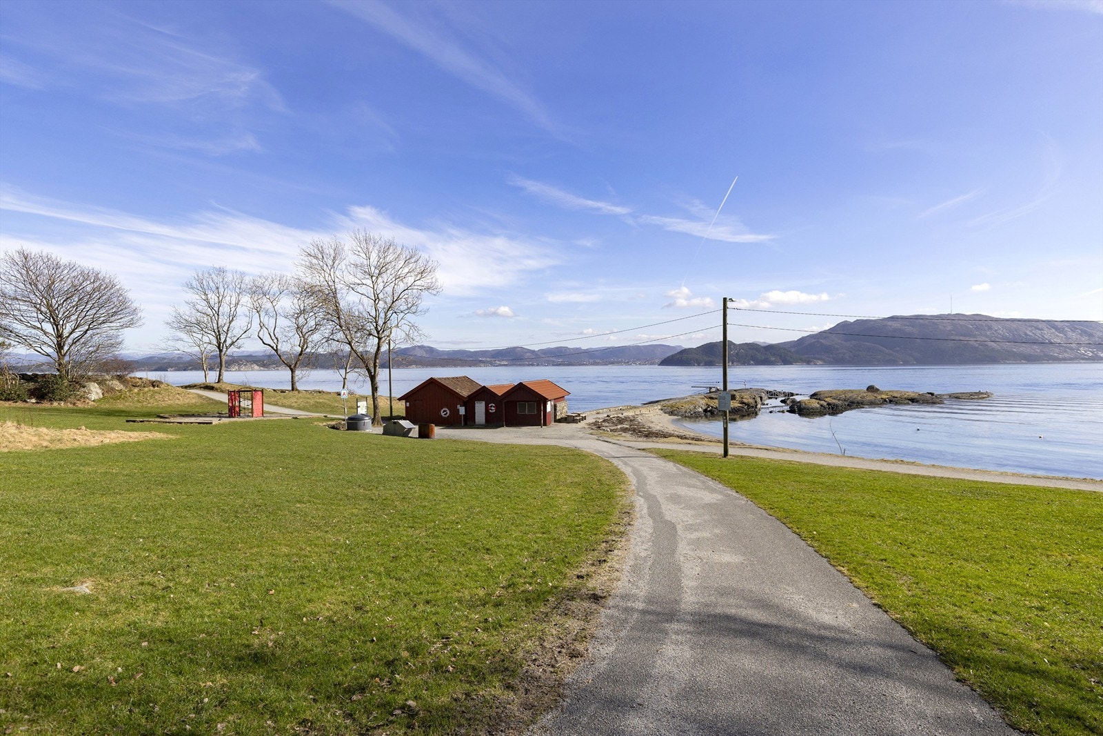 Det er kort vei til fine turområder og badeplasser, som her ved Godalen. Galleribilde