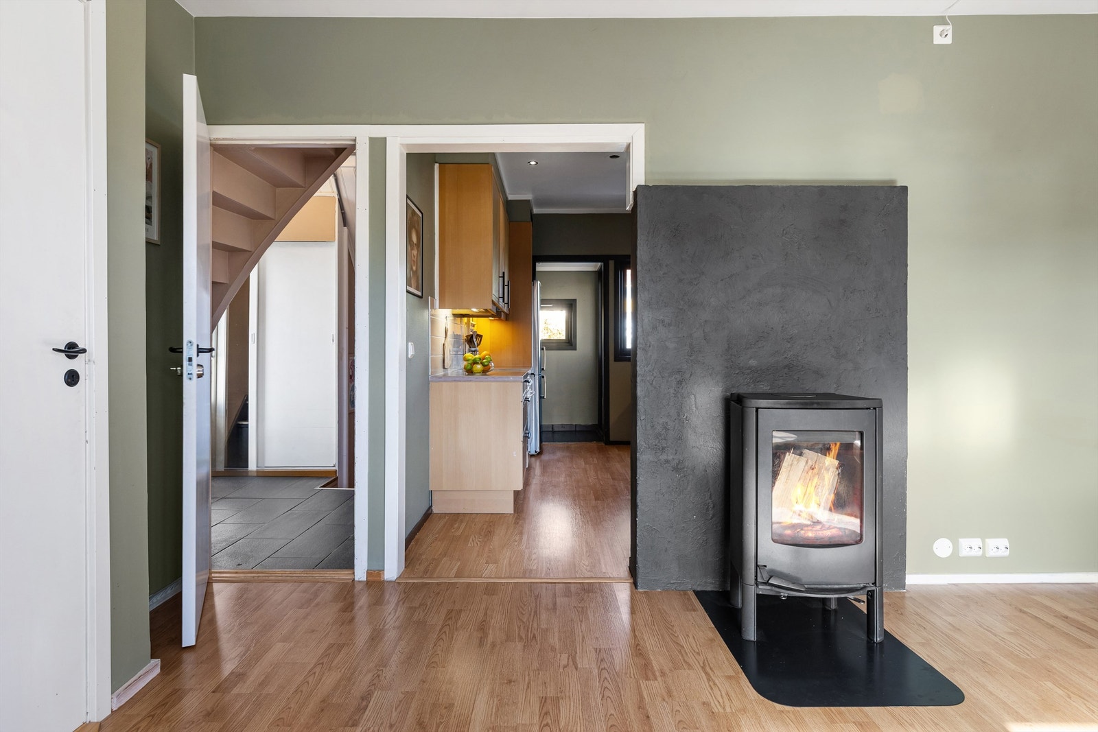 Fra stuen er det enkel adkomst til både kjøkken og gangen med trapp opp til loftet. Galleribilde