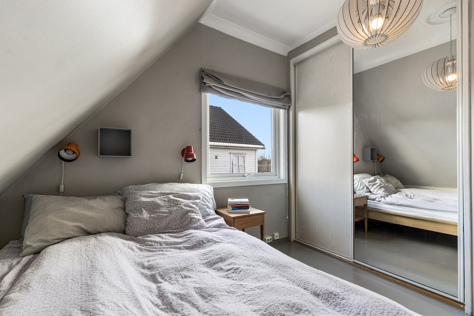 Her er det plass til en dobbeltseng, nattbord og skyvedørsgarderobe. Galleribilde