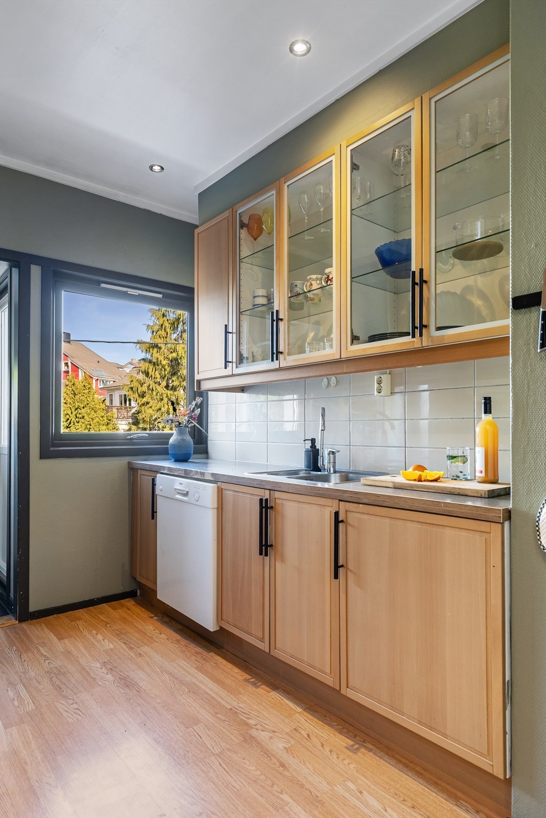 Overskap med vitrinedører gir et lettere uttrykk og mulighet for å vise frem finere servise. Galleribilde